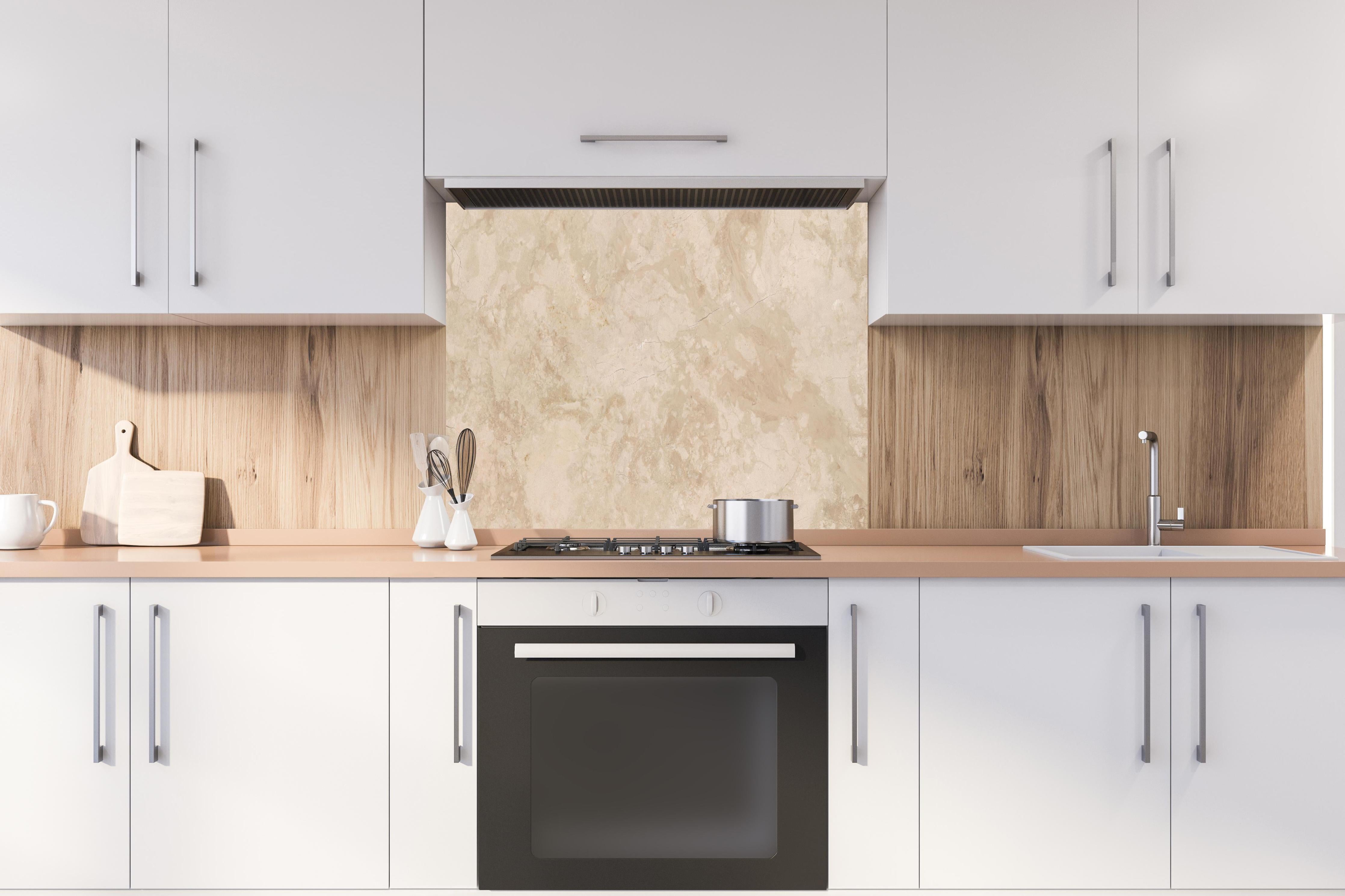 Spritzschutz - Natürliche Beige Marmor Textur hinter einem Cerankochfeld zwischen Holz-Kochutensilien
