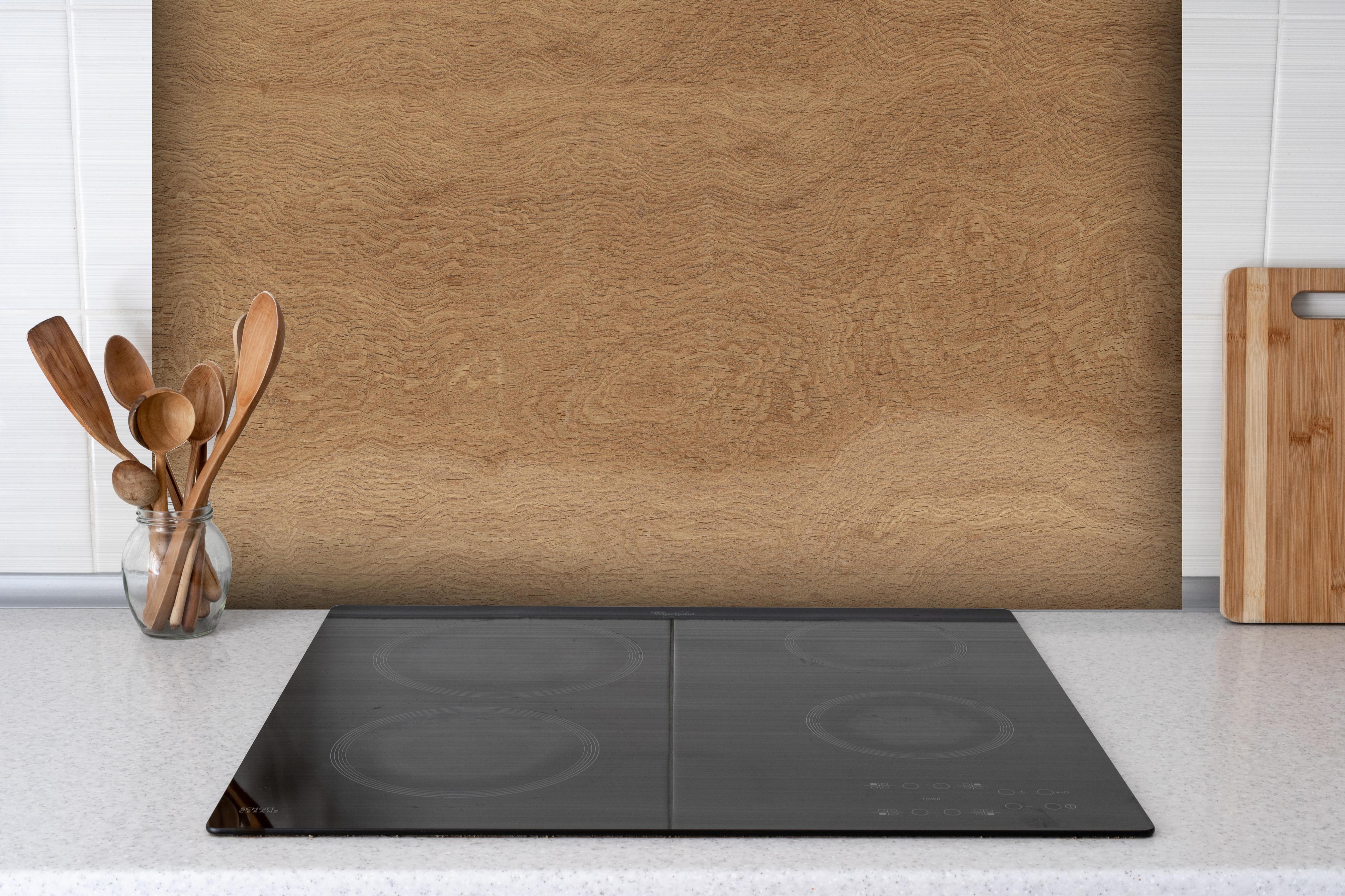Spritzschutz - Natürliche Eichenholz Parkett Textur Hintergrund hinter einem Cerankochfeld zwischen Holz-Kochutensilien