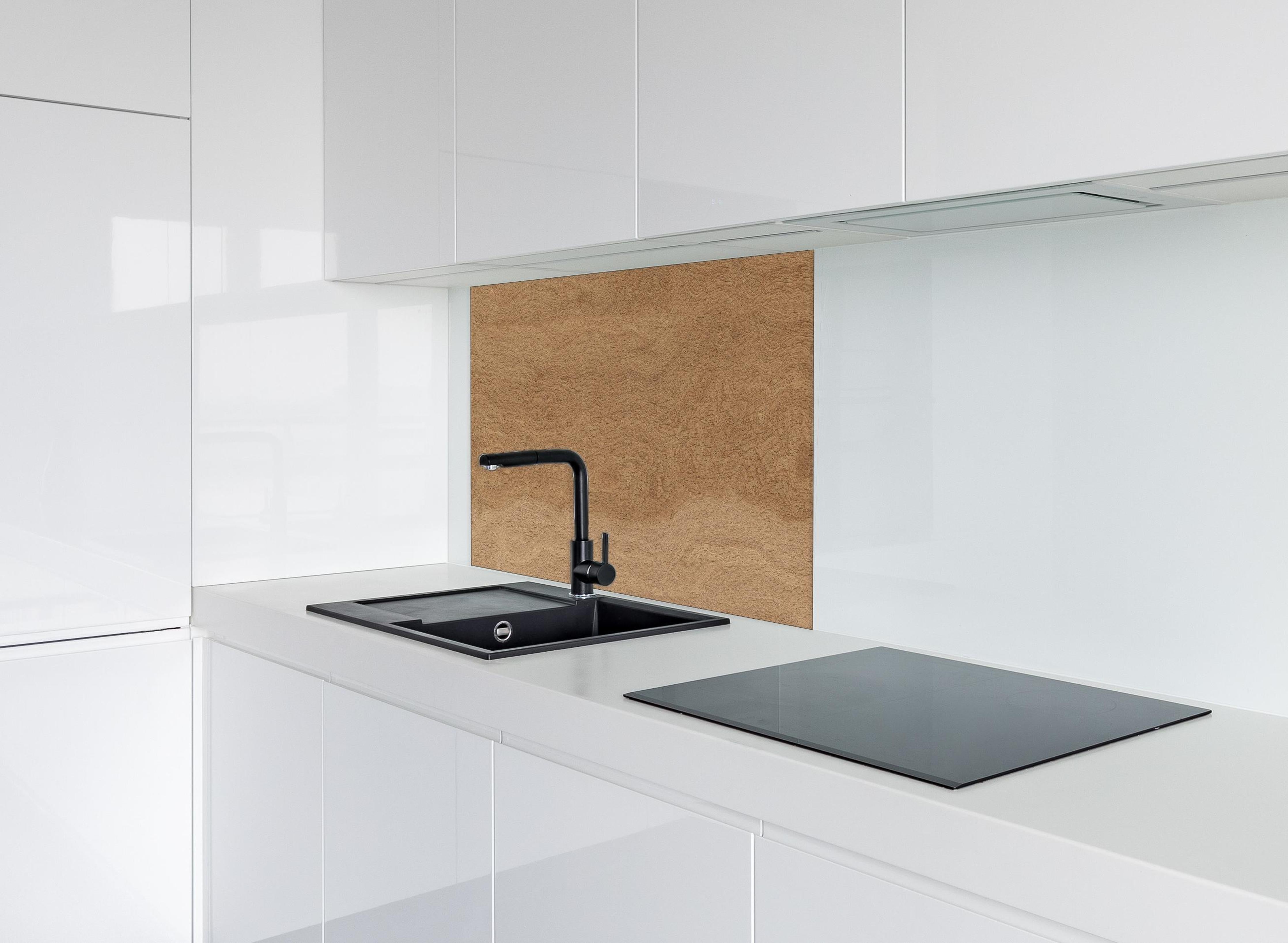 Spritzschutz - Natürliche Eichenholz Parkett Textur Hintergrund hinter einem Cerankochfeld zwischen Holz-Kochutensilien