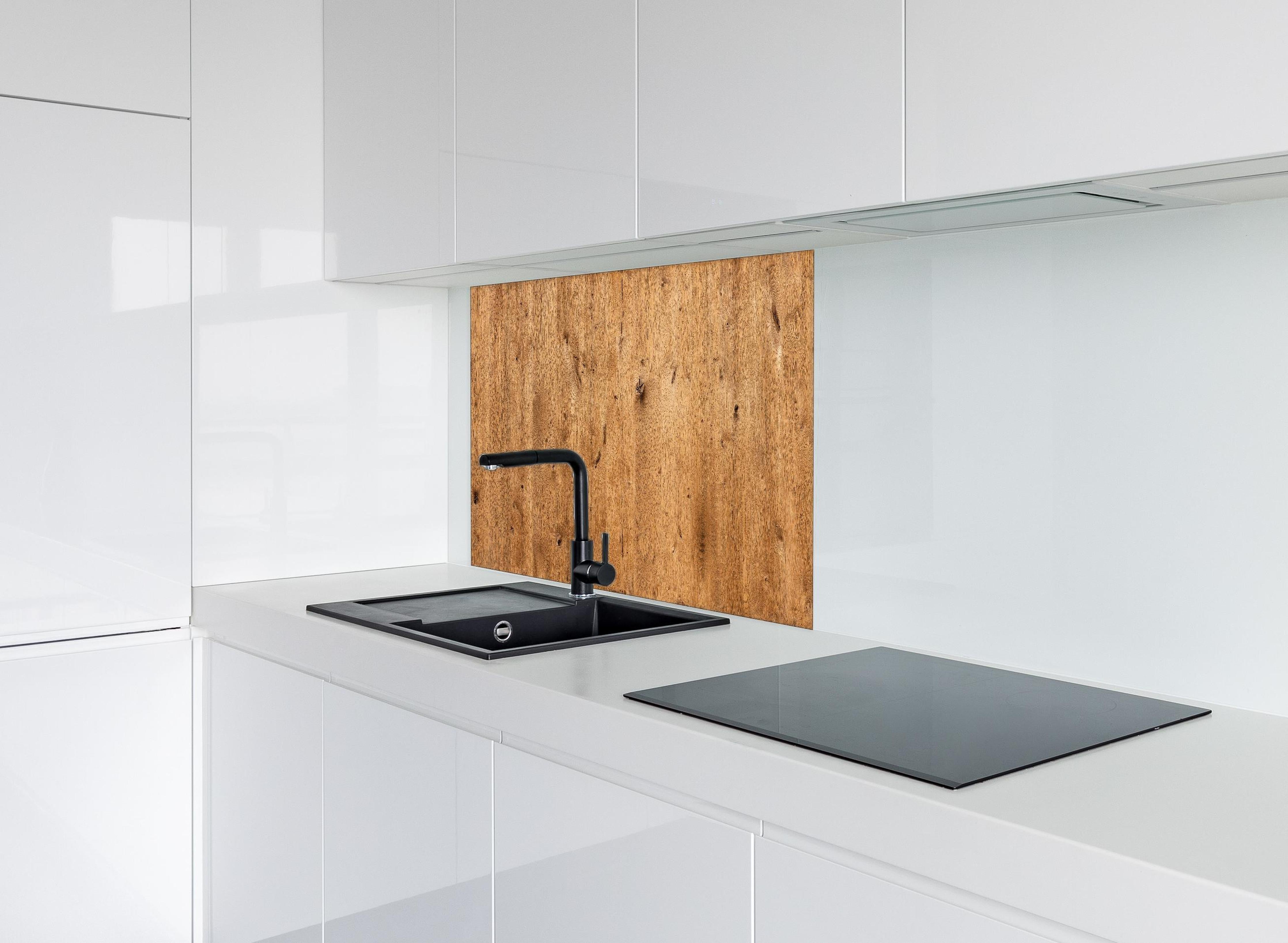 Spritzschutz - Natürliche Eichenholz-Struktur hinter einem Cerankochfeld zwischen Holz-Kochutensilien