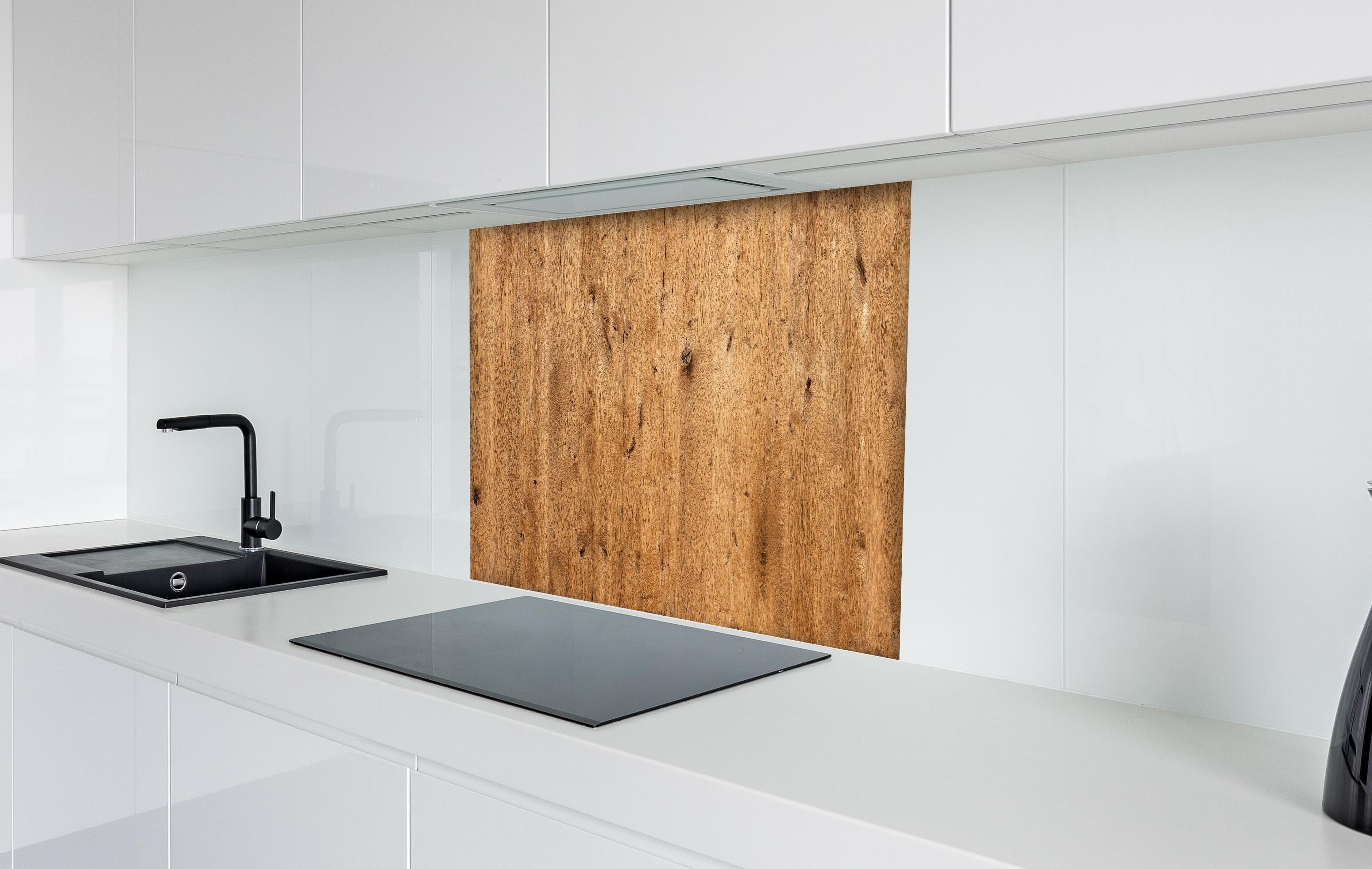 Spritzschutz - Natürliche Eichenholz-Struktur hinter einem Cerankochfeld zwischen Holz-Kochutensilien