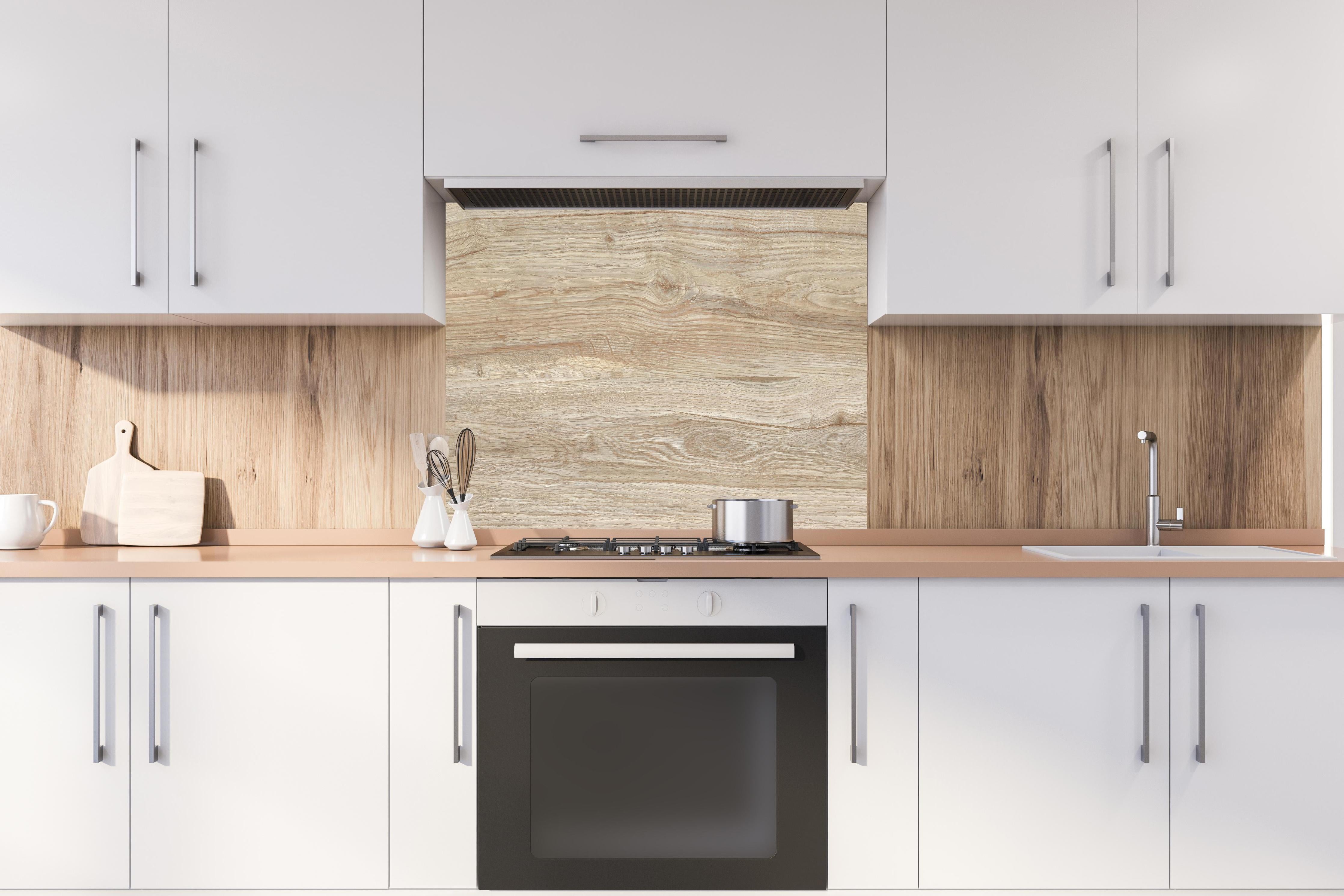 Spritzschutz - Natürliche Holztextur Hintergrund hinter einem Cerankochfeld zwischen Holz-Kochutensilien