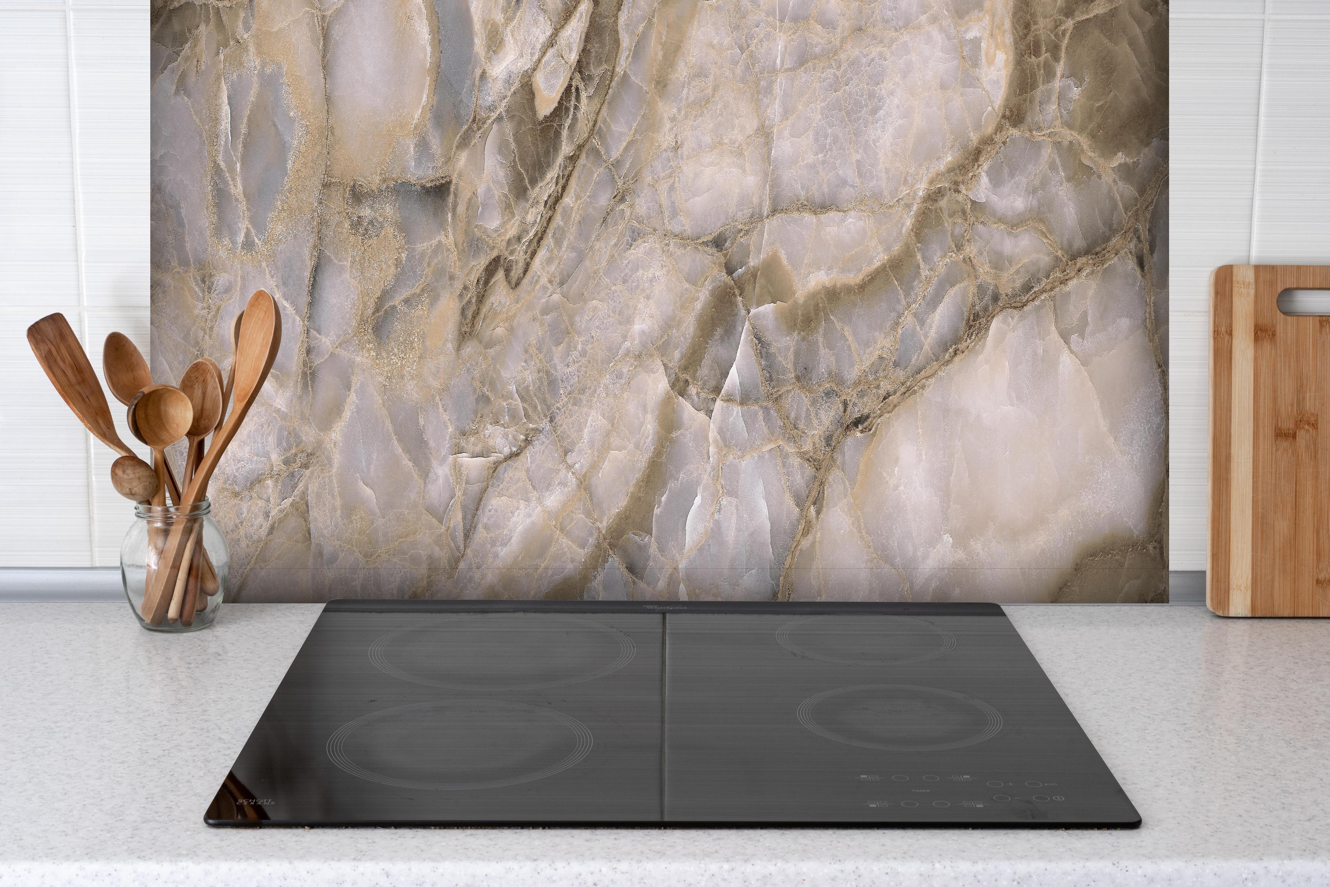 Spritzschutz - Natürliche graue Onyx Oberfläche hinter einem Cerankochfeld zwischen Holz-Kochutensilien