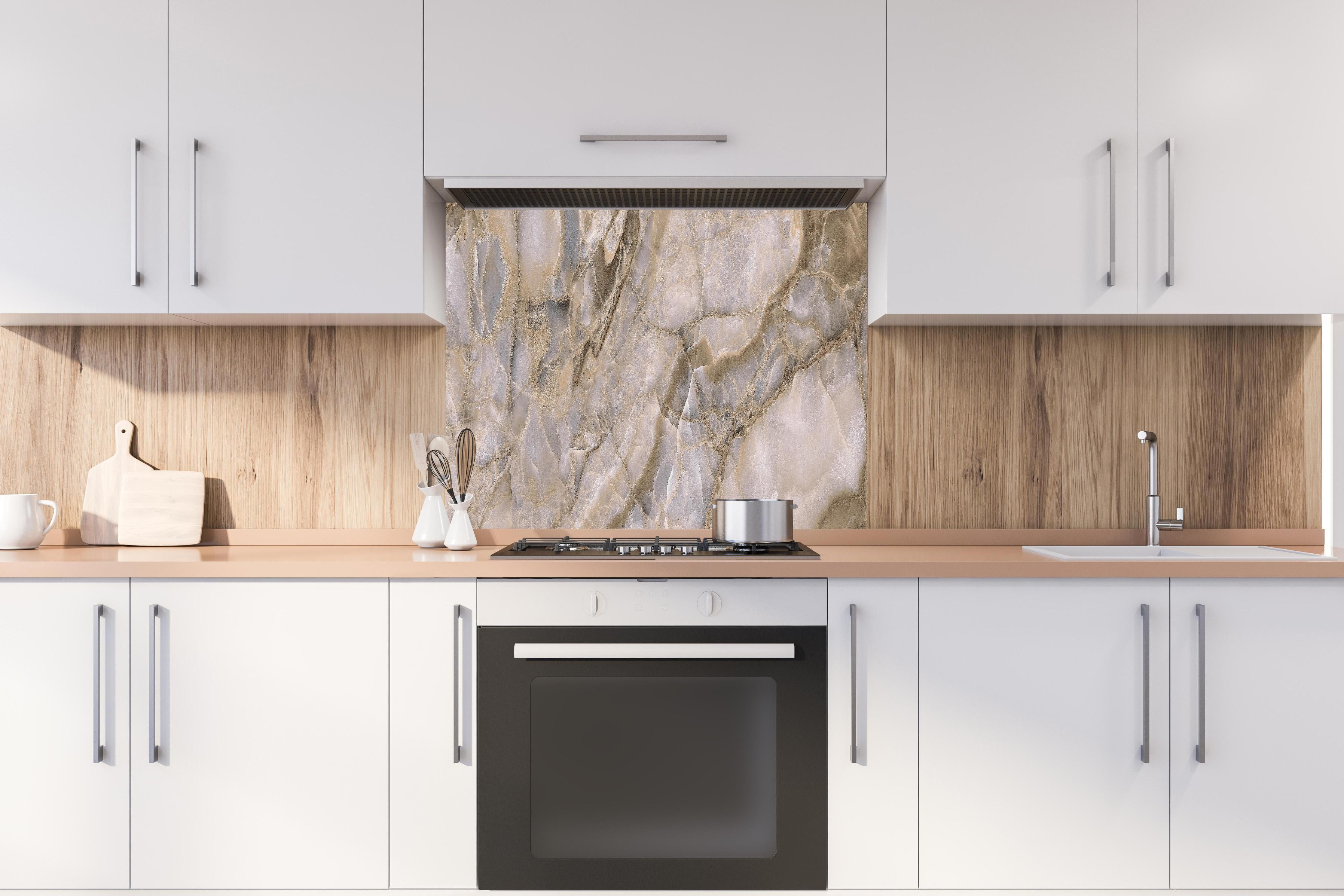 Spritzschutz - Natürliche graue Onyx Oberfläche hinter einem Cerankochfeld zwischen Holz-Kochutensilien