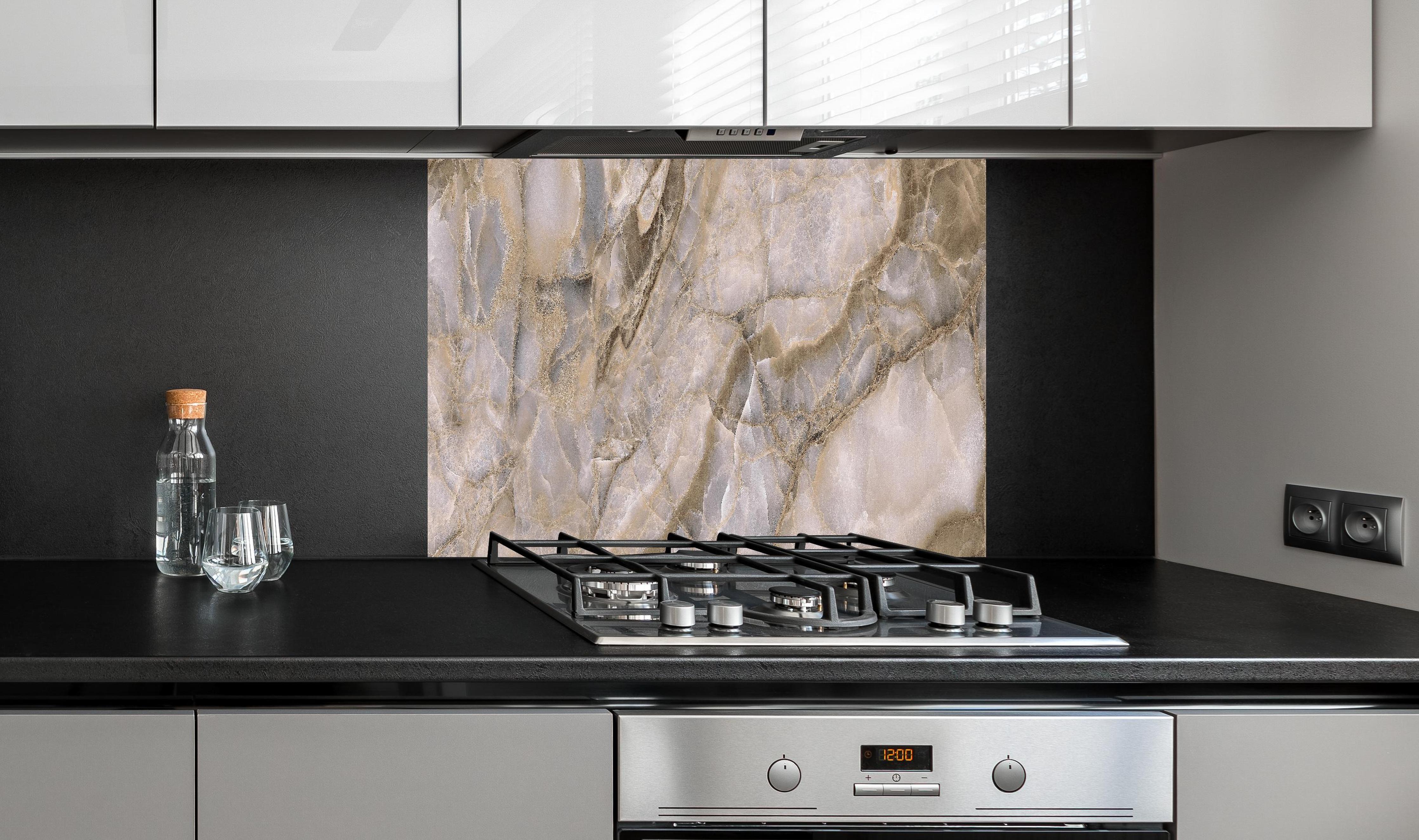 Spritzschutz - Natürliche graue Onyx Oberfläche hinter einem Cerankochfeld zwischen Holz-Kochutensilien