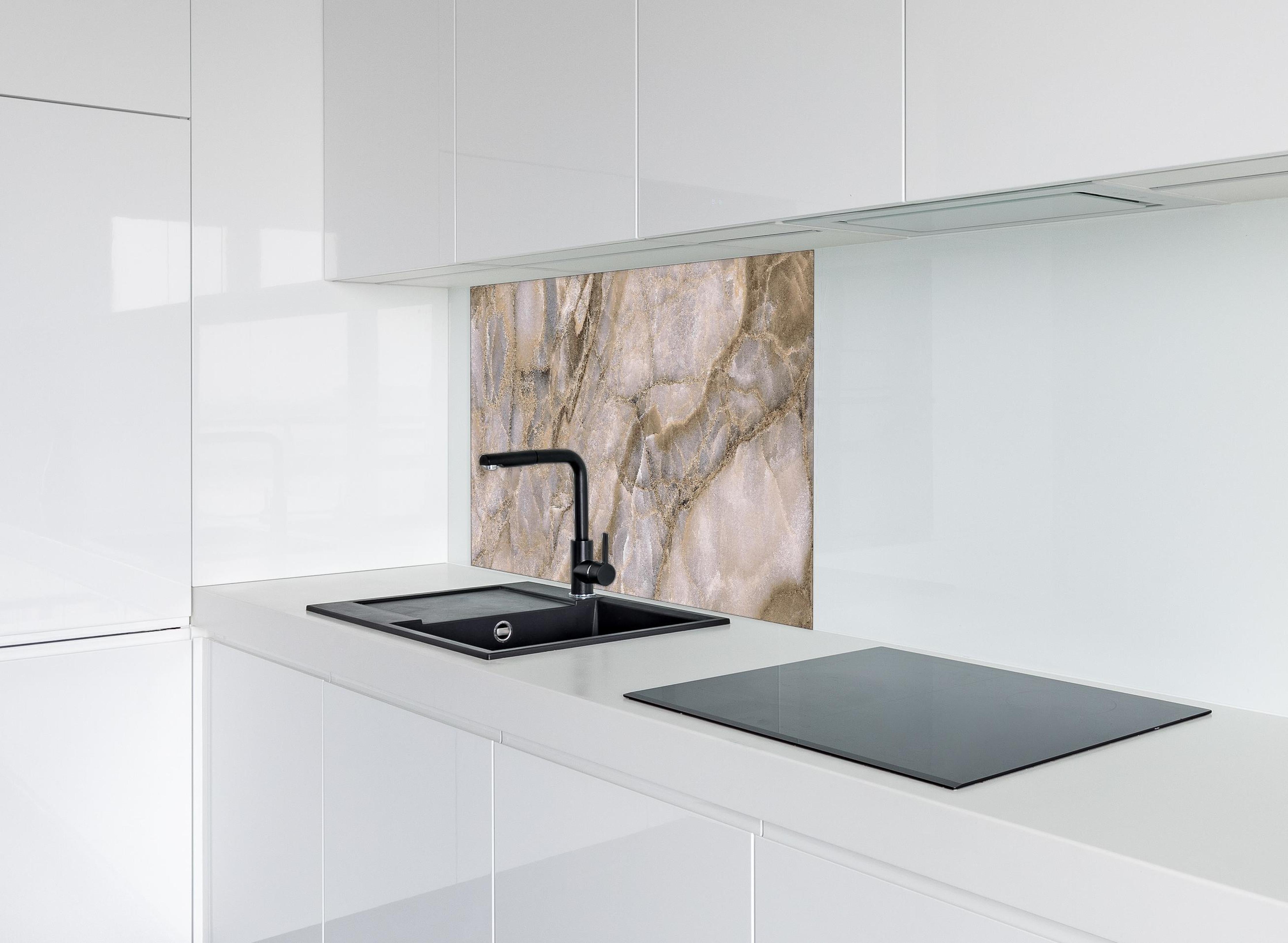 Spritzschutz - Natürliche graue Onyx Oberfläche hinter einem Cerankochfeld zwischen Holz-Kochutensilien