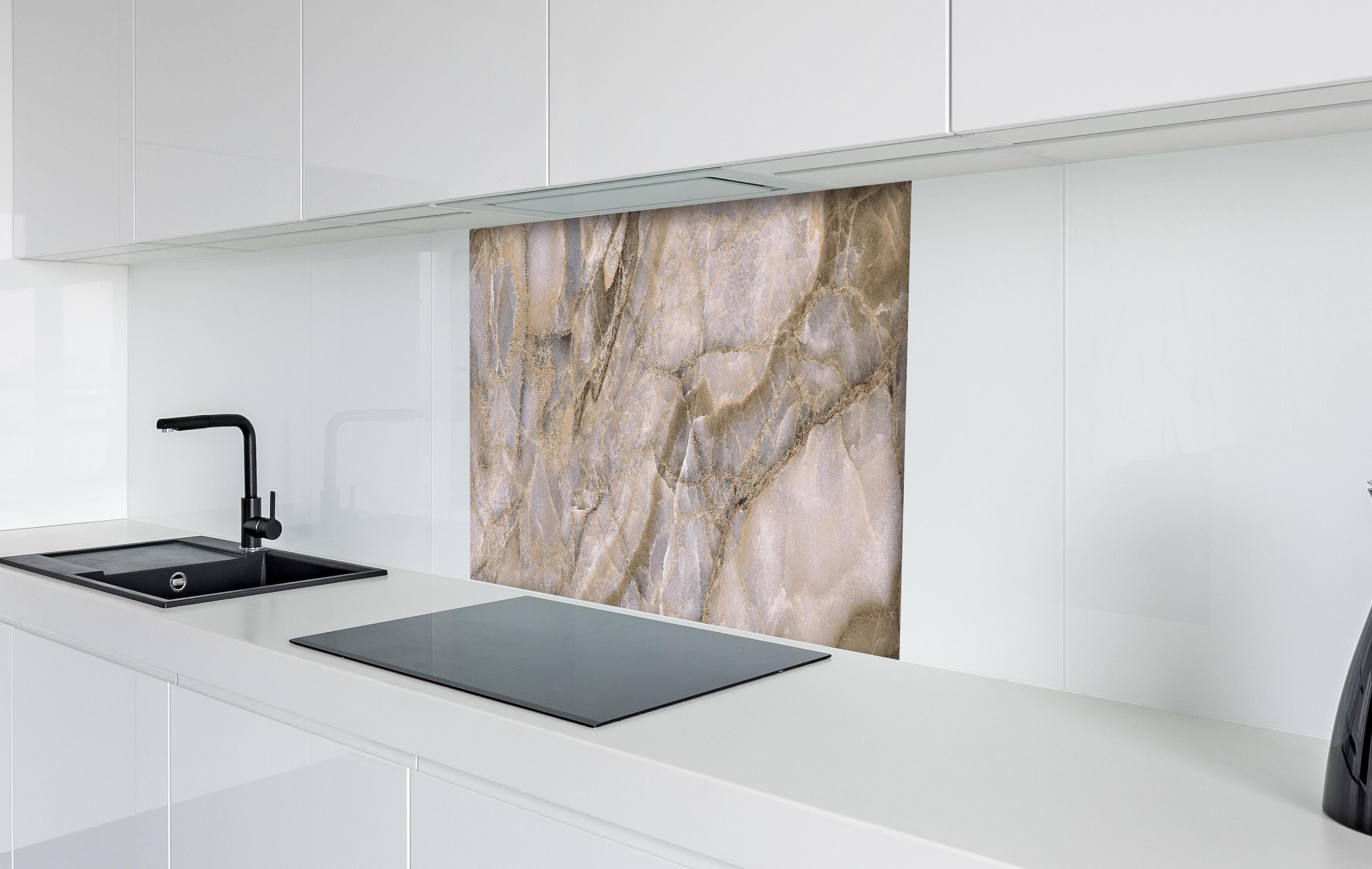 Spritzschutz - Natürliche graue Onyx Oberfläche hinter einem Cerankochfeld zwischen Holz-Kochutensilien