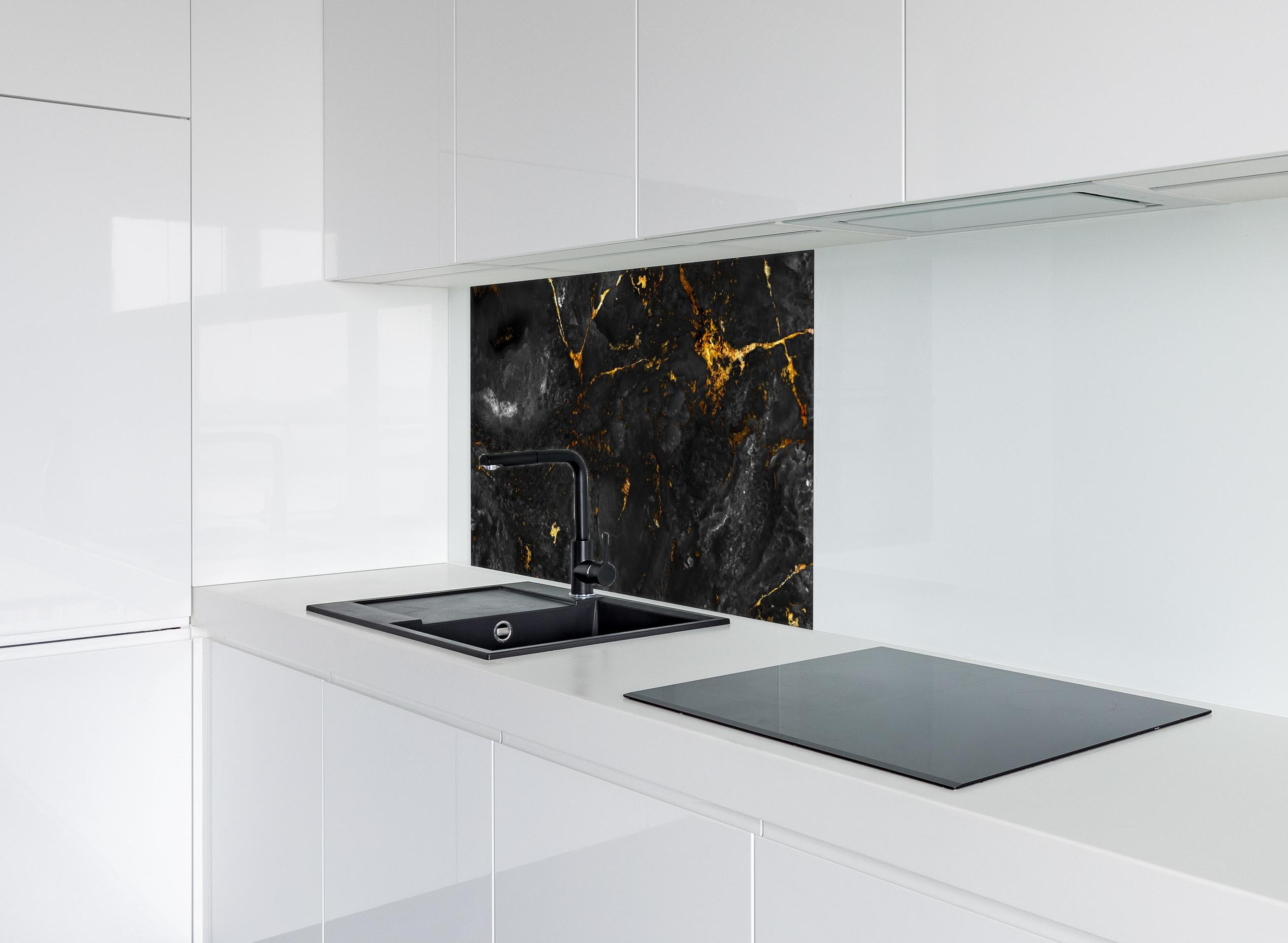 Spritzschutz - Natürliche schwarze Marmorstruktur mit goldenen Adern hinter einem Cerankochfeld zwischen Holz-Kochutensilien