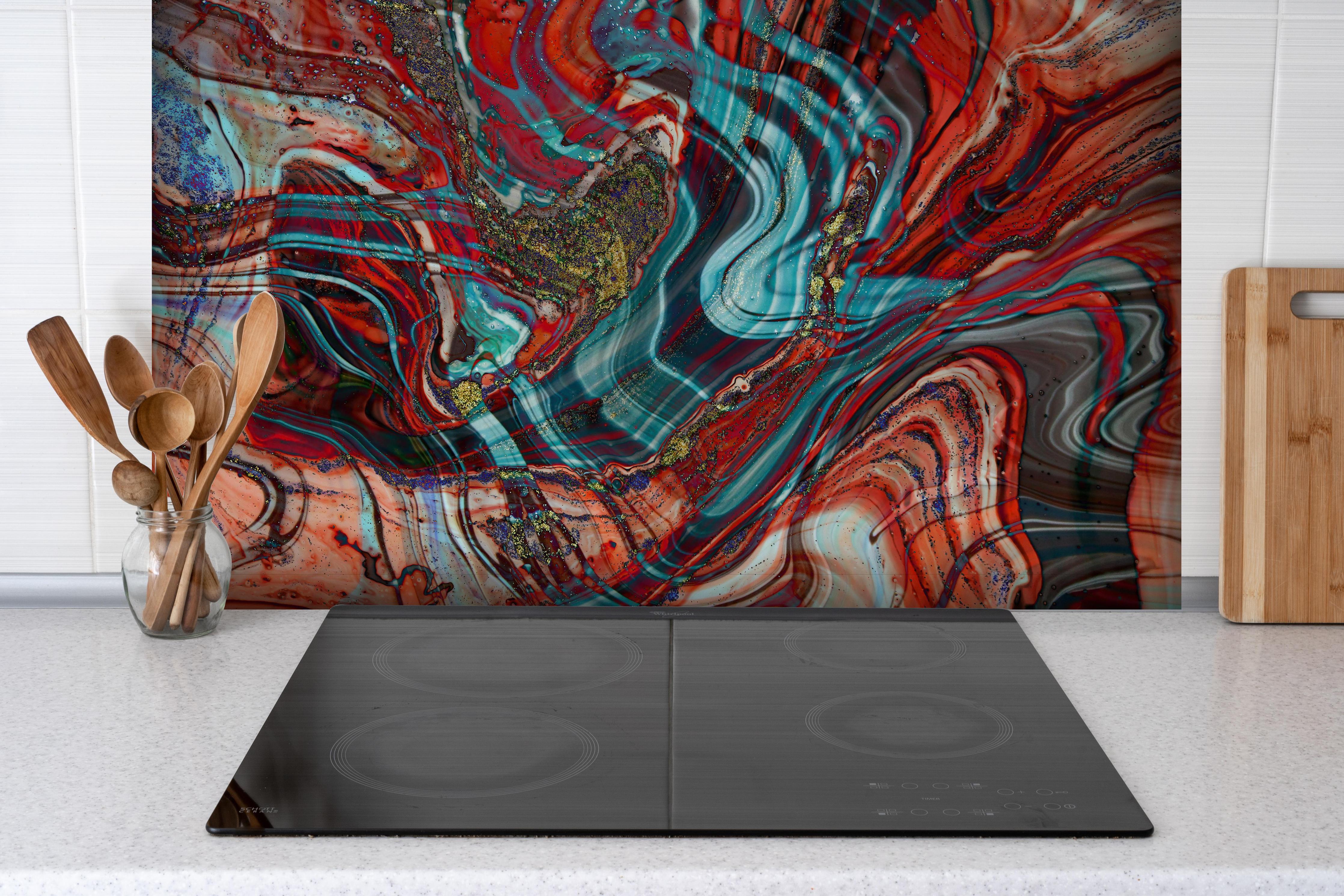 Spritzschutz - Natürlicher Luxus Marmor hinter einem Cerankochfeld zwischen Holz-Kochutensilien