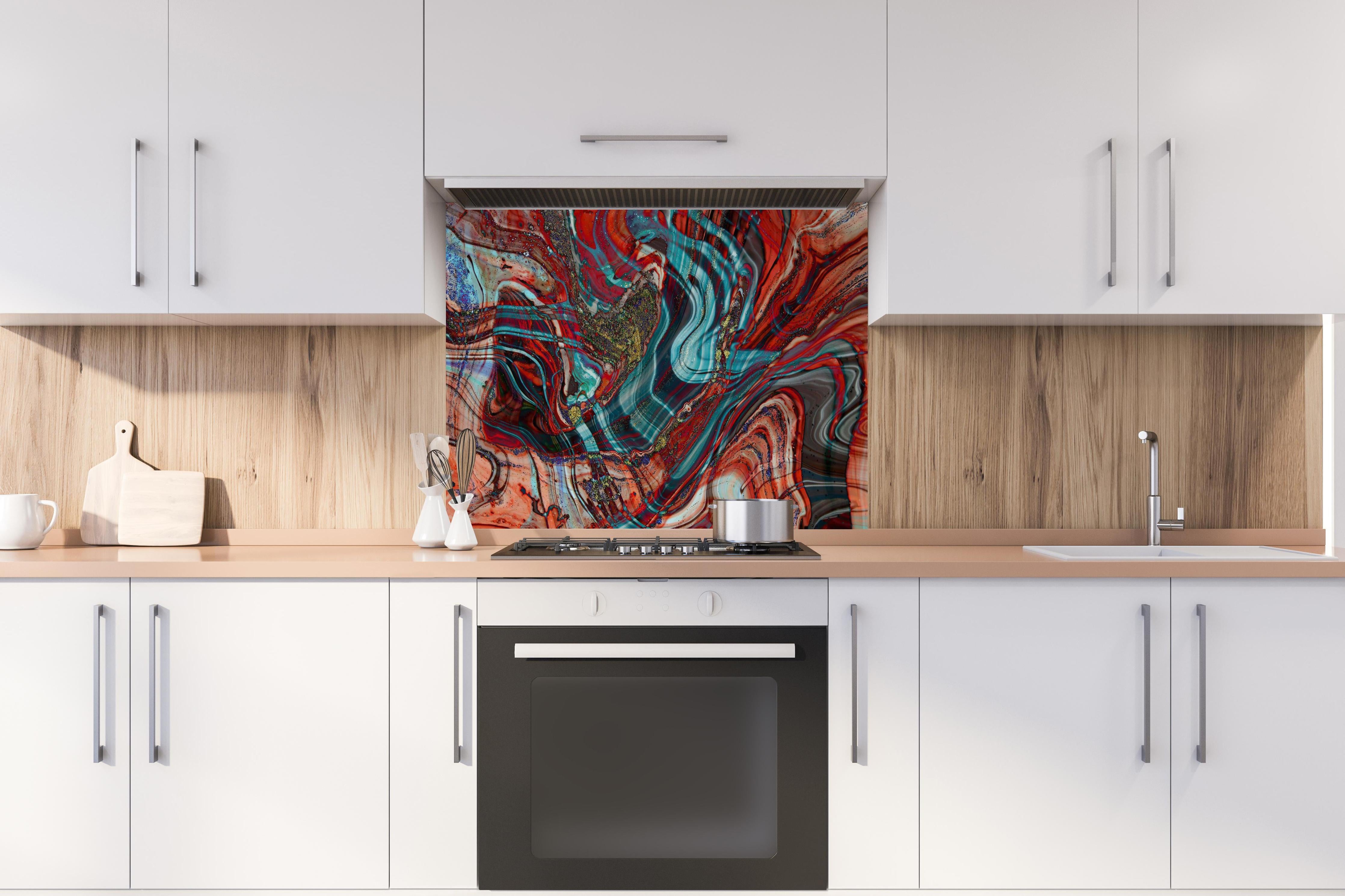 Spritzschutz - Natürlicher Luxus Marmor hinter einem Cerankochfeld zwischen Holz-Kochutensilien