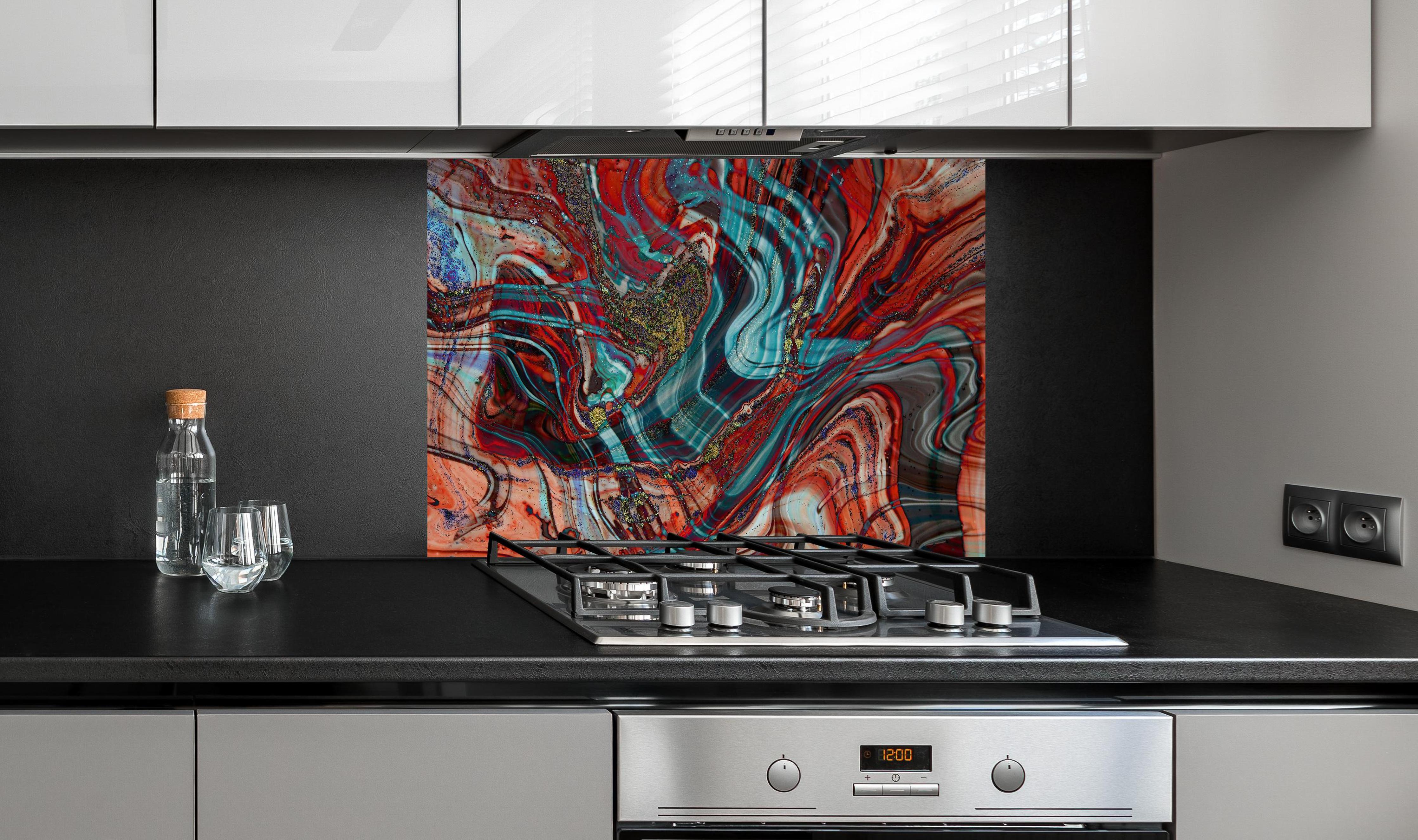 Spritzschutz - Natürlicher Luxus Marmor hinter einem Cerankochfeld zwischen Holz-Kochutensilien