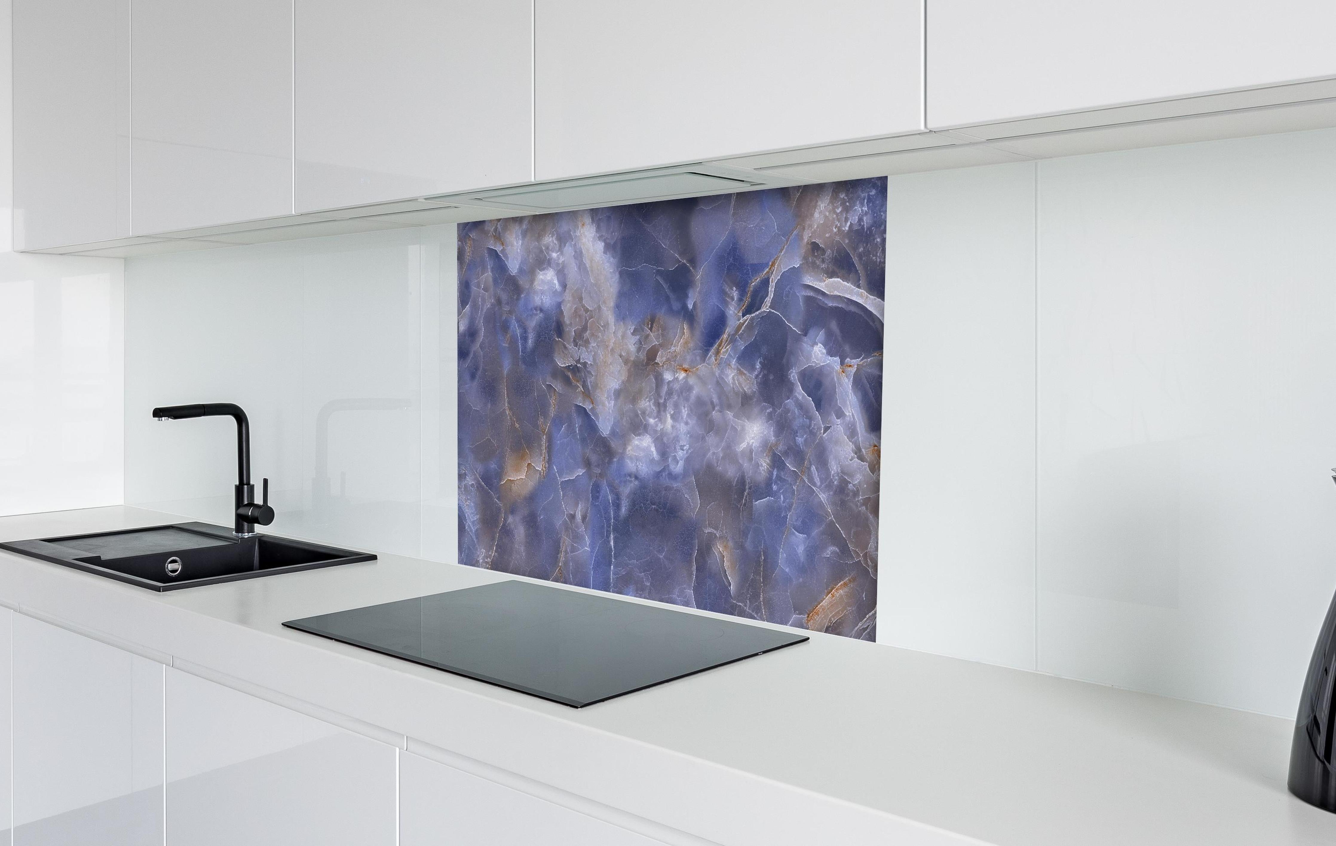 Spritzschutz - Natürlicher Onyx-Marmor hinter einem Cerankochfeld zwischen Holz-Kochutensilien