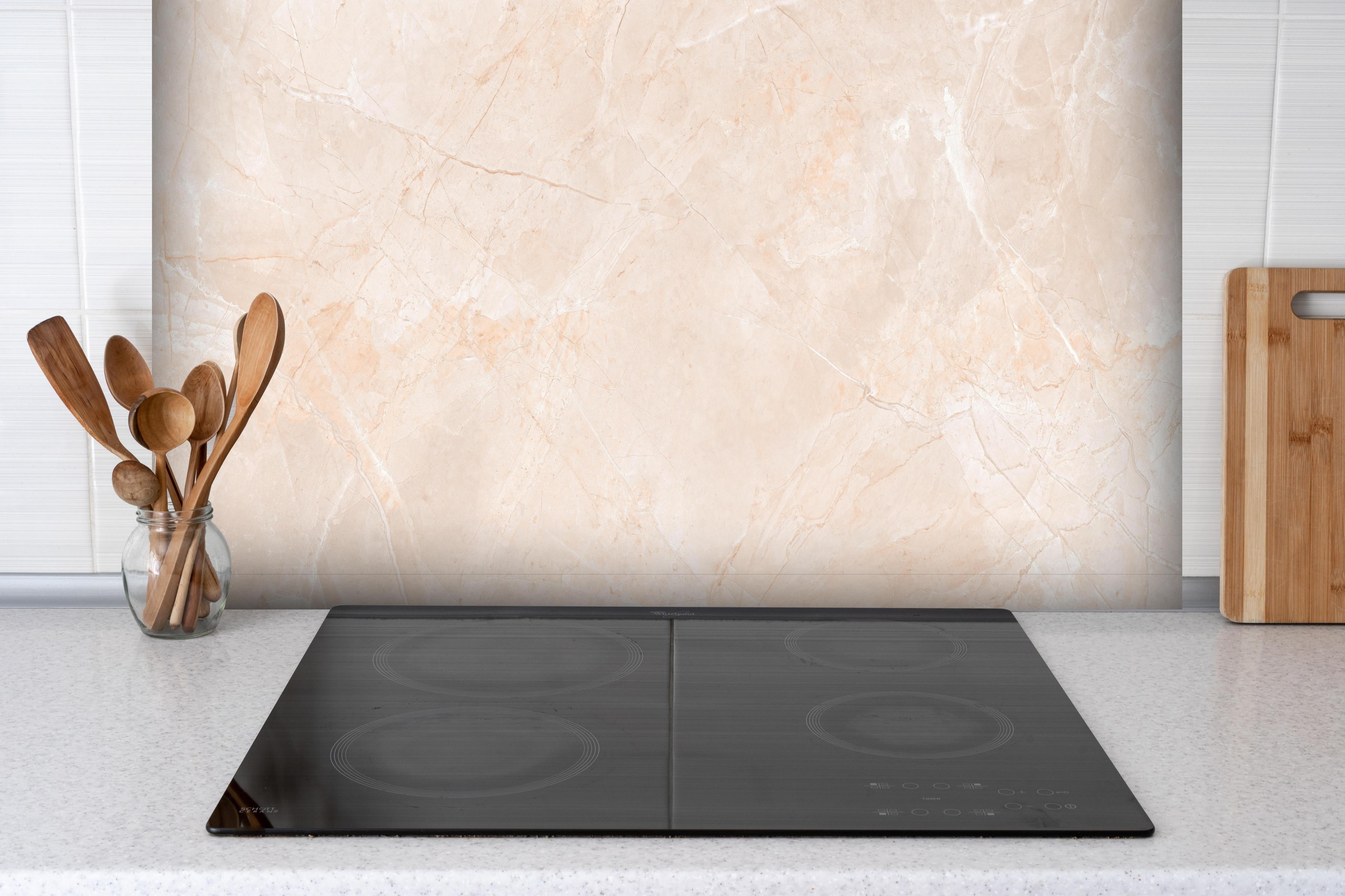 Spritzschutz - Natürlicher Sandstein - Granit hinter einem Cerankochfeld zwischen Holz-Kochutensilien