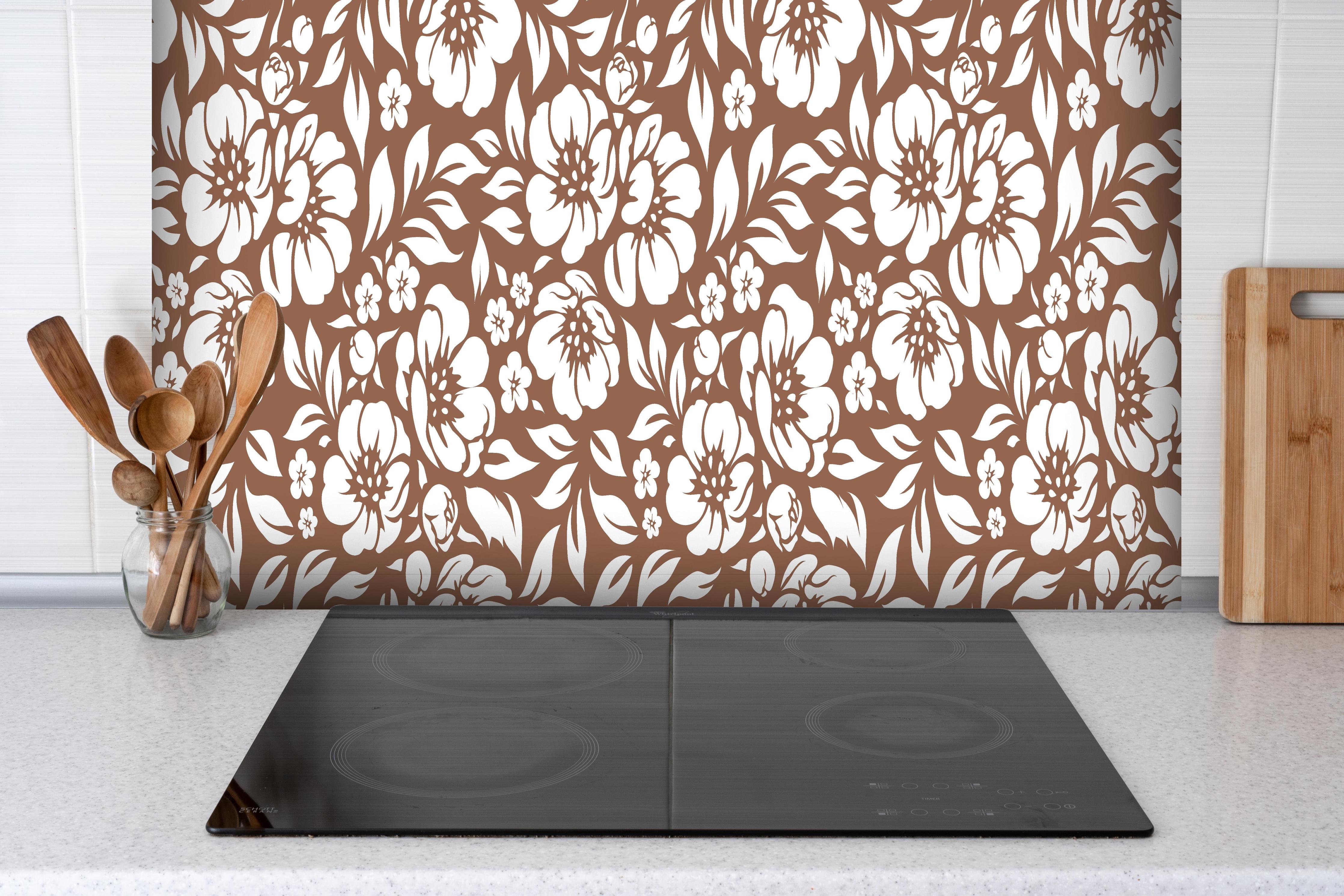 Spritzschutz - Natura Floreale Cannella hinter einem Cerankochfeld zwischen Holz-Kochutensilien