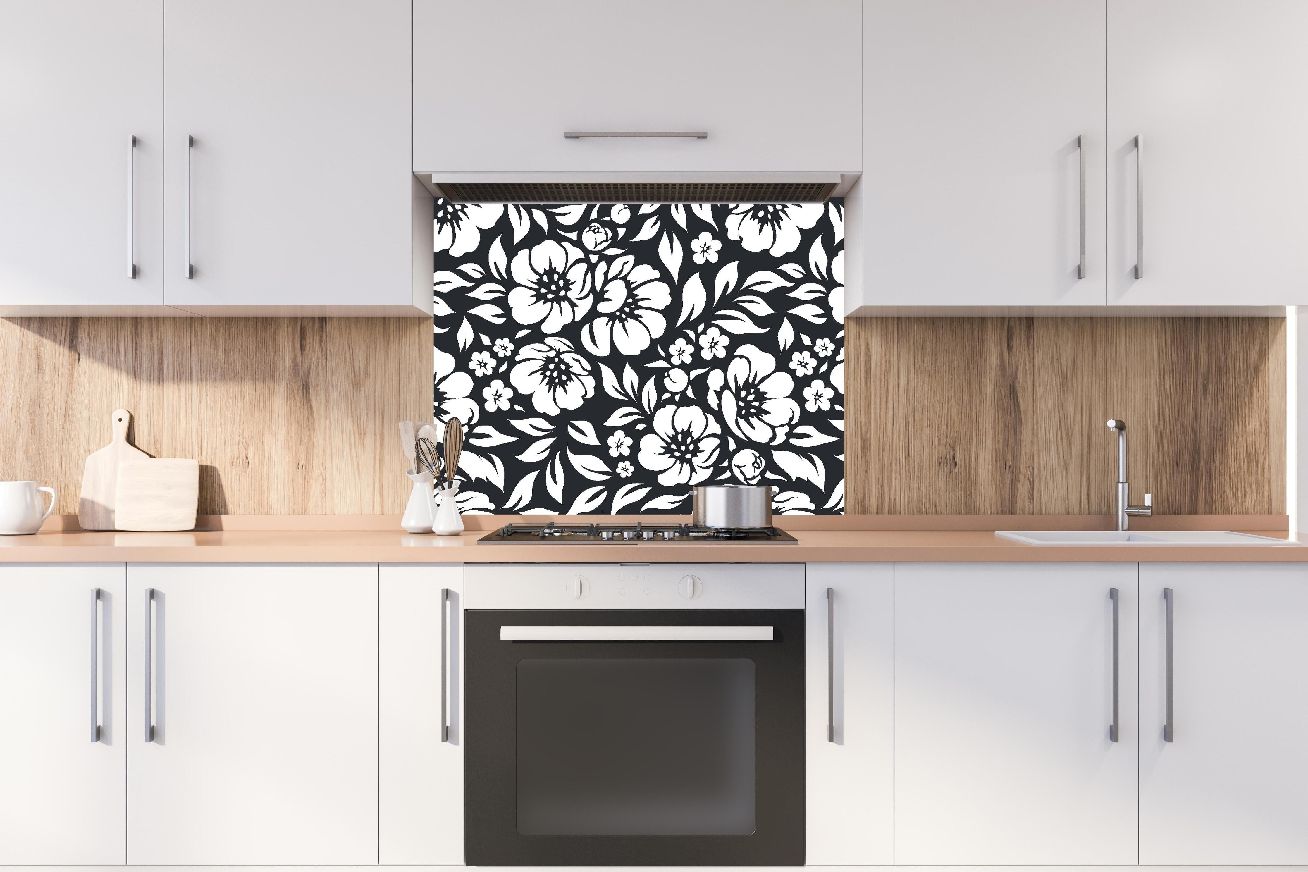 Spritzschutz - Natura Floreale Carbone hinter einem Cerankochfeld zwischen Holz-Kochutensilien