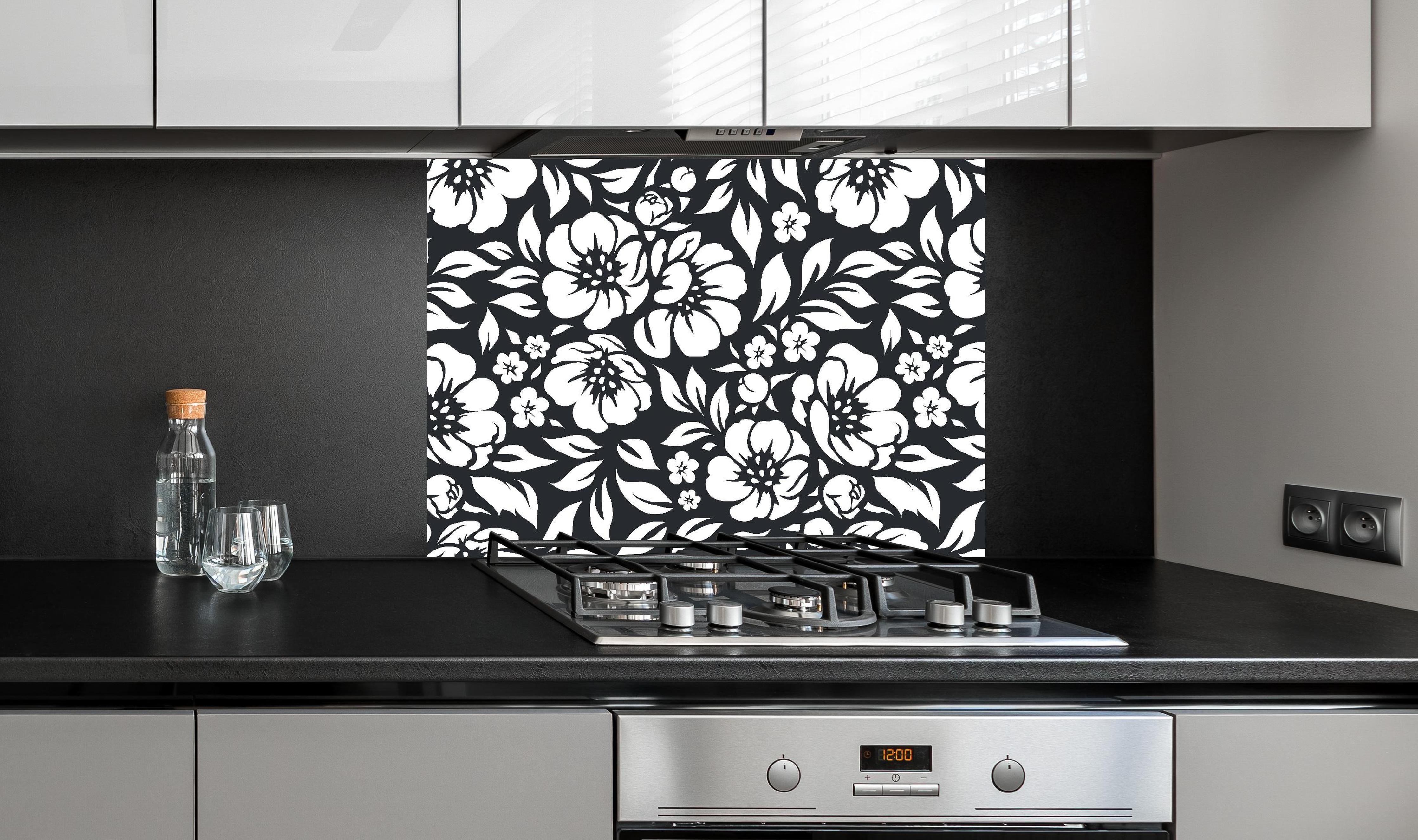 Spritzschutz - Natura Floreale Carbone hinter einem Cerankochfeld zwischen Holz-Kochutensilien