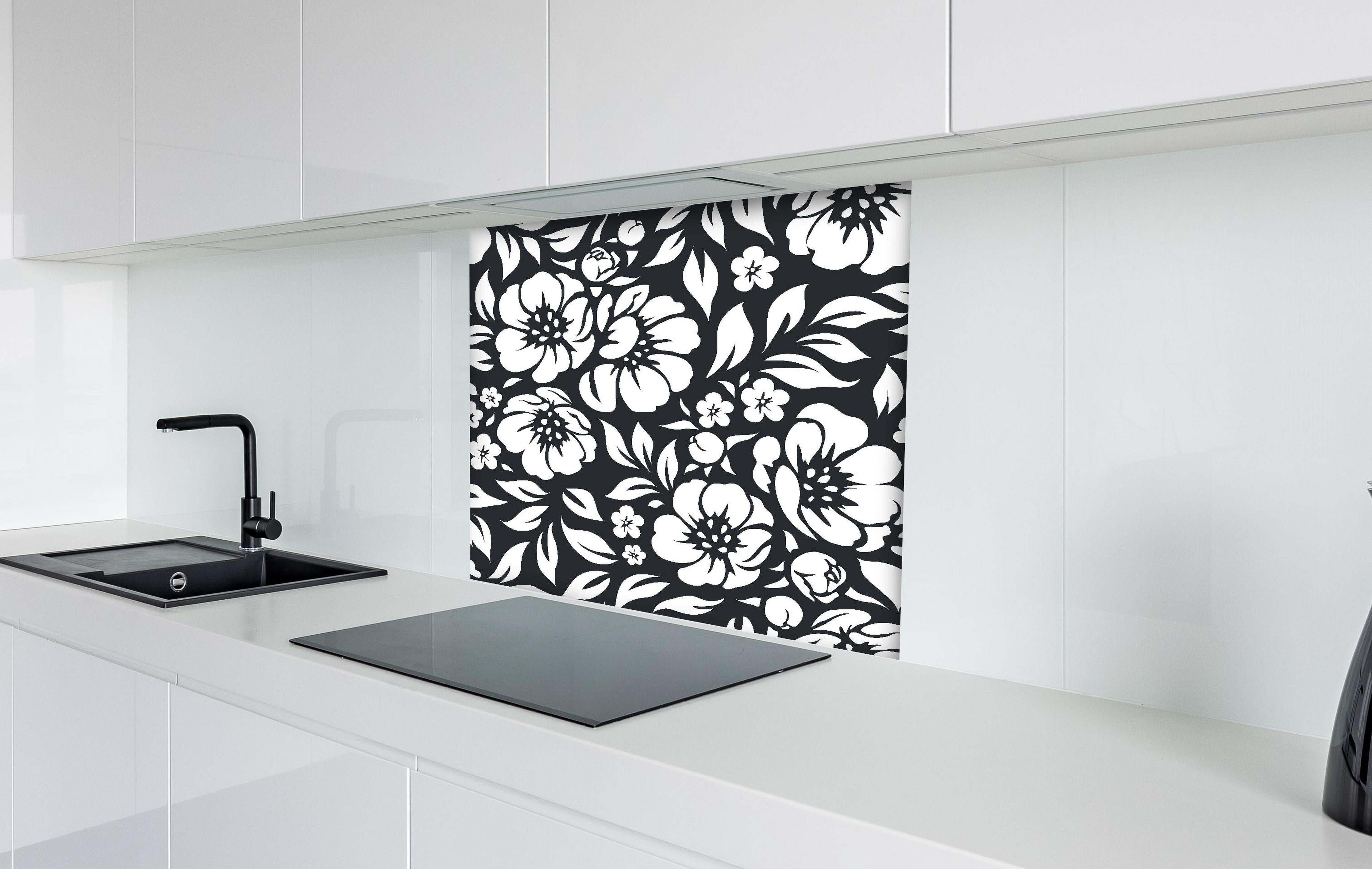 Spritzschutz - Natura Floreale Carbone hinter einem Cerankochfeld zwischen Holz-Kochutensilien