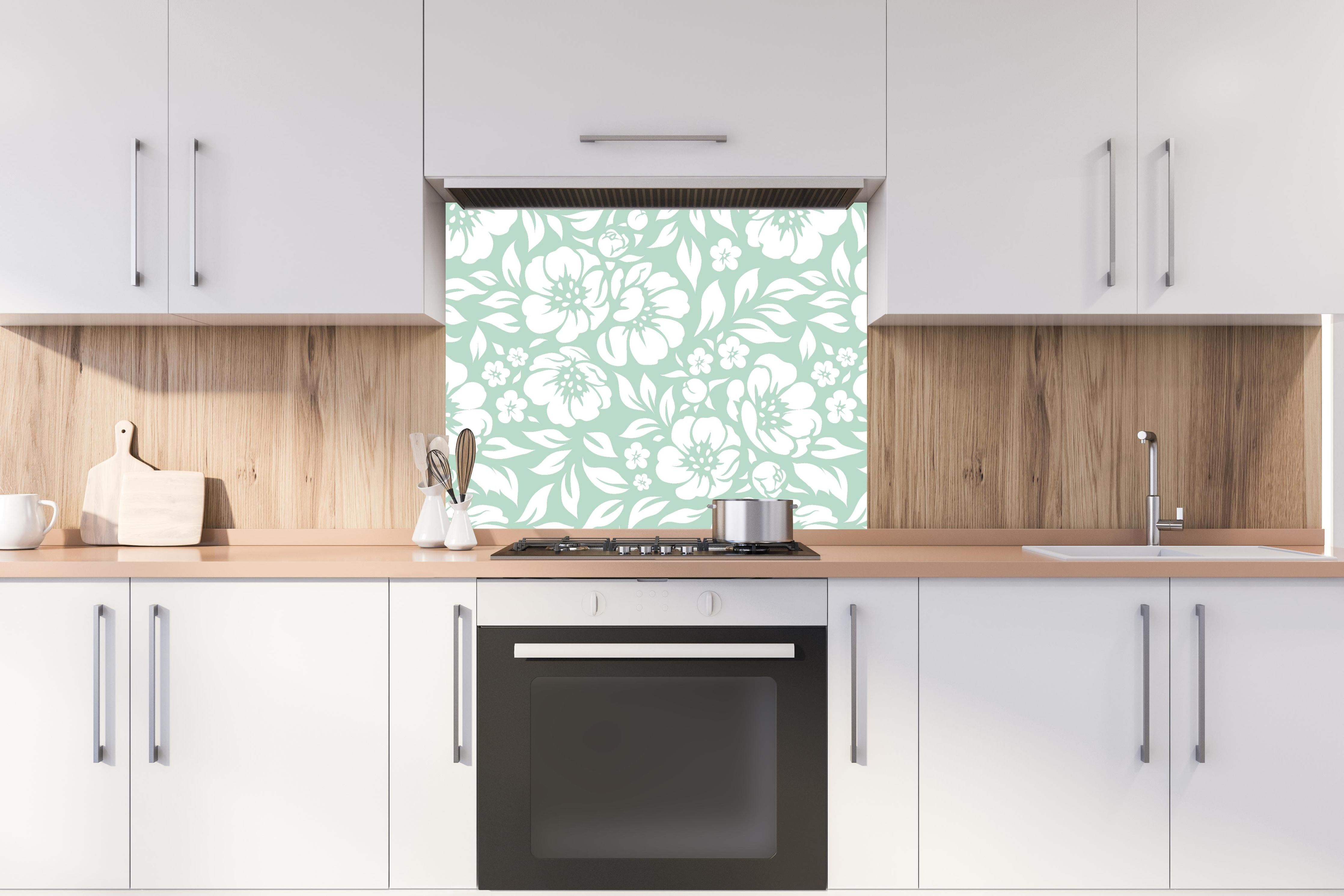 Spritzschutz - Natura Floreale Menta hinter einem Cerankochfeld zwischen Holz-Kochutensilien