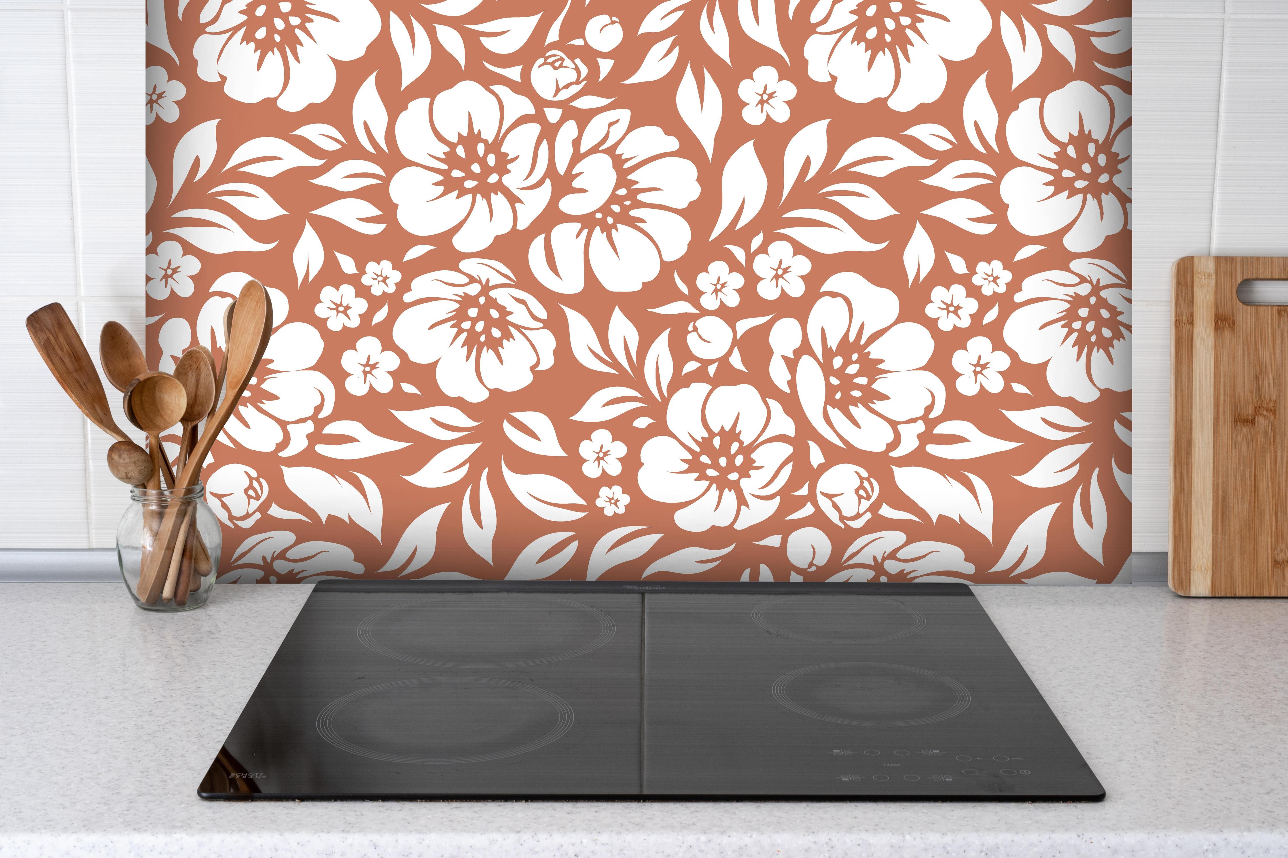 Spritzschutz - Natura Floreale Terracotta hinter einem Cerankochfeld zwischen Holz-Kochutensilien