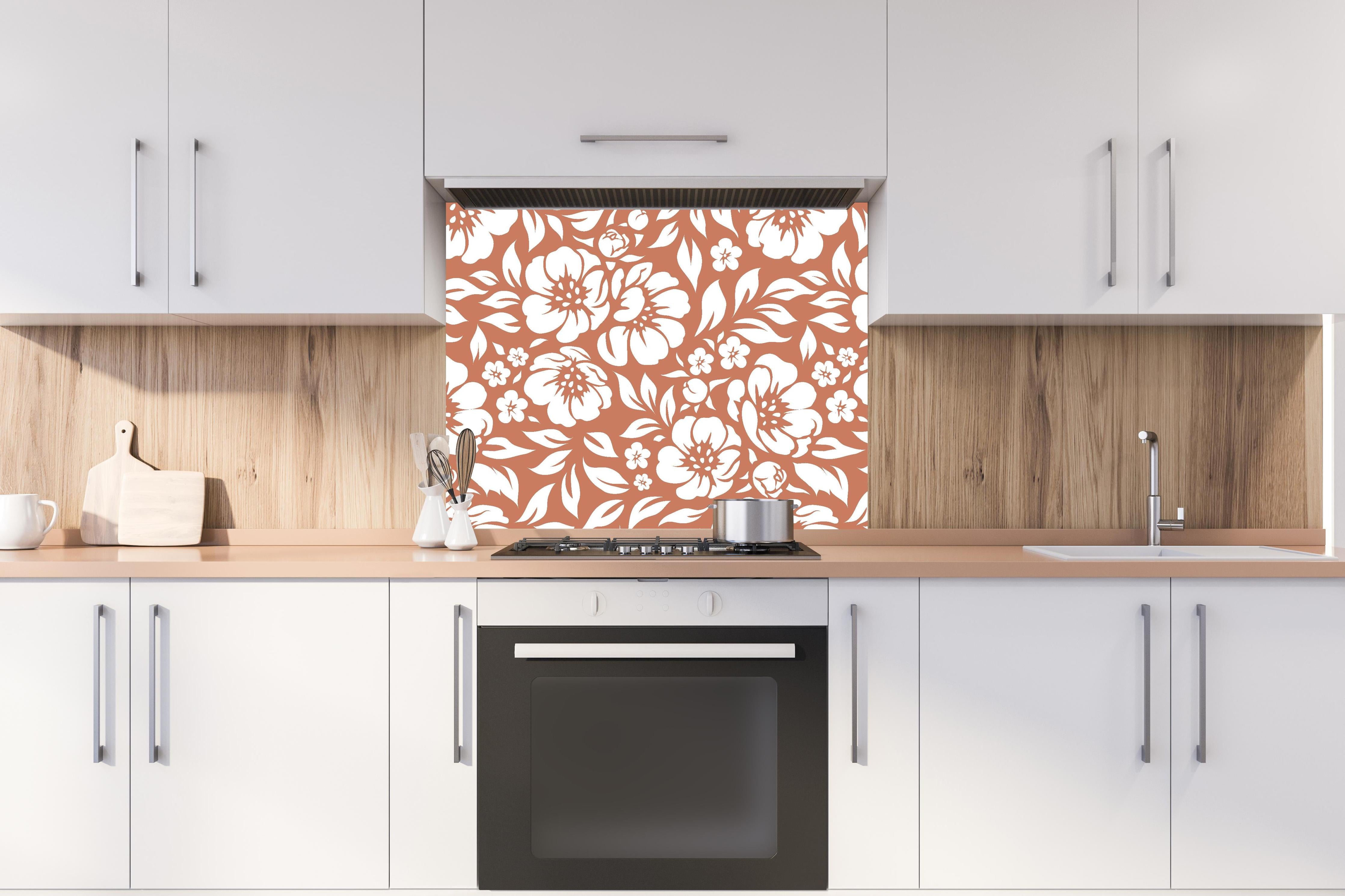Spritzschutz - Natura Floreale Terracotta hinter einem Cerankochfeld zwischen Holz-Kochutensilien