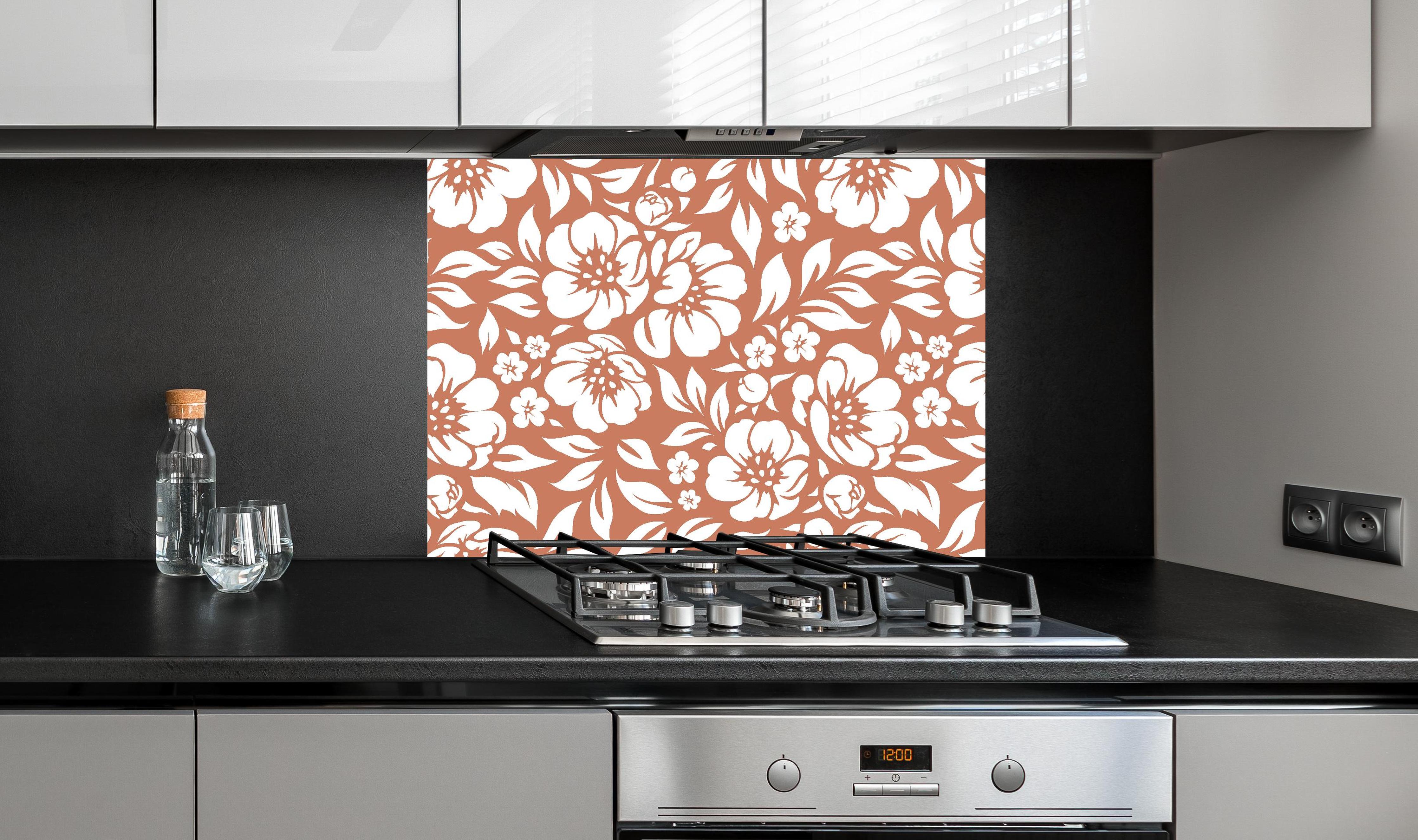 Spritzschutz - Natura Floreale Terracotta hinter einem Cerankochfeld zwischen Holz-Kochutensilien