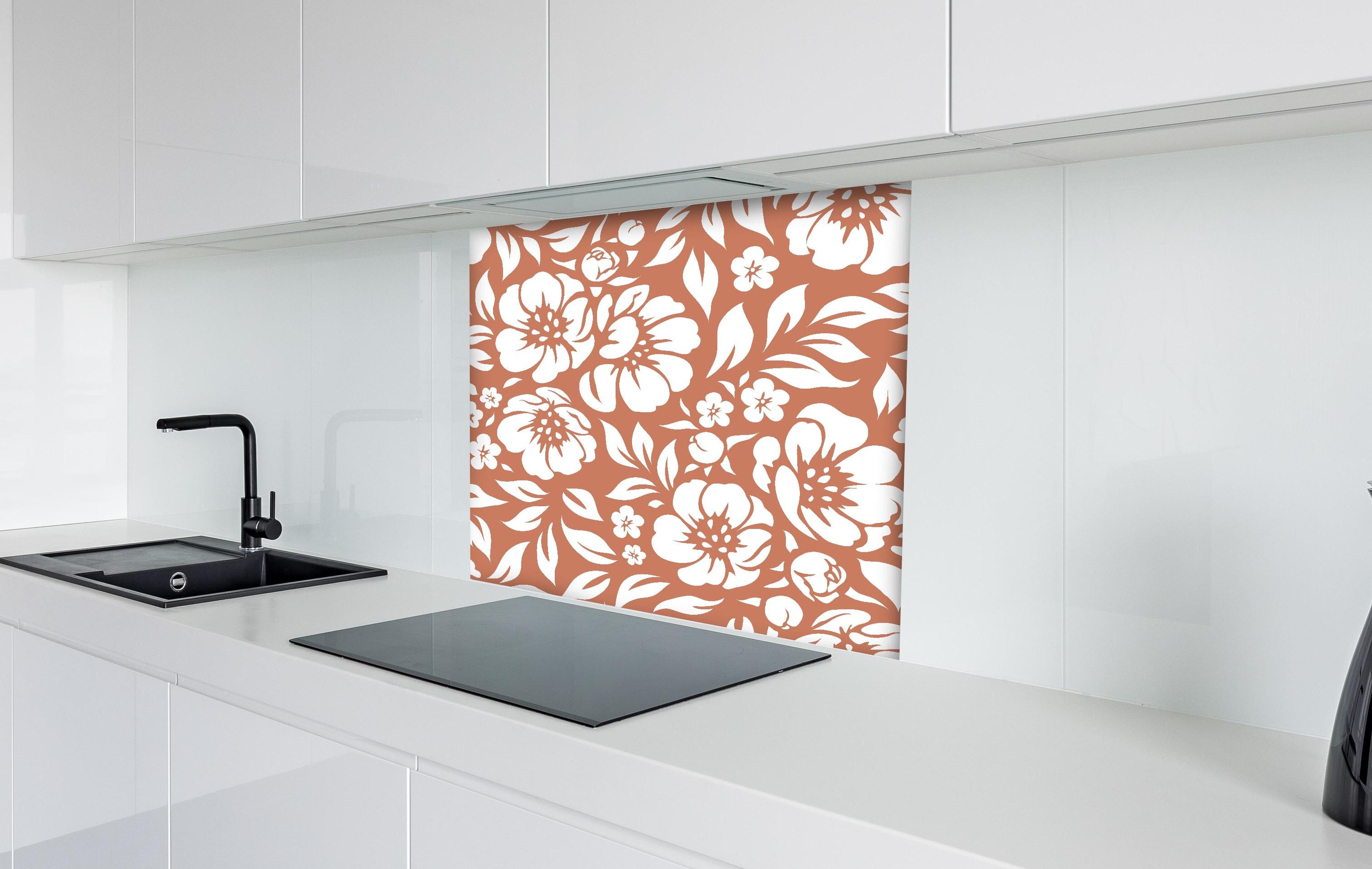 Spritzschutz - Natura Floreale Terracotta hinter einem Cerankochfeld zwischen Holz-Kochutensilien
