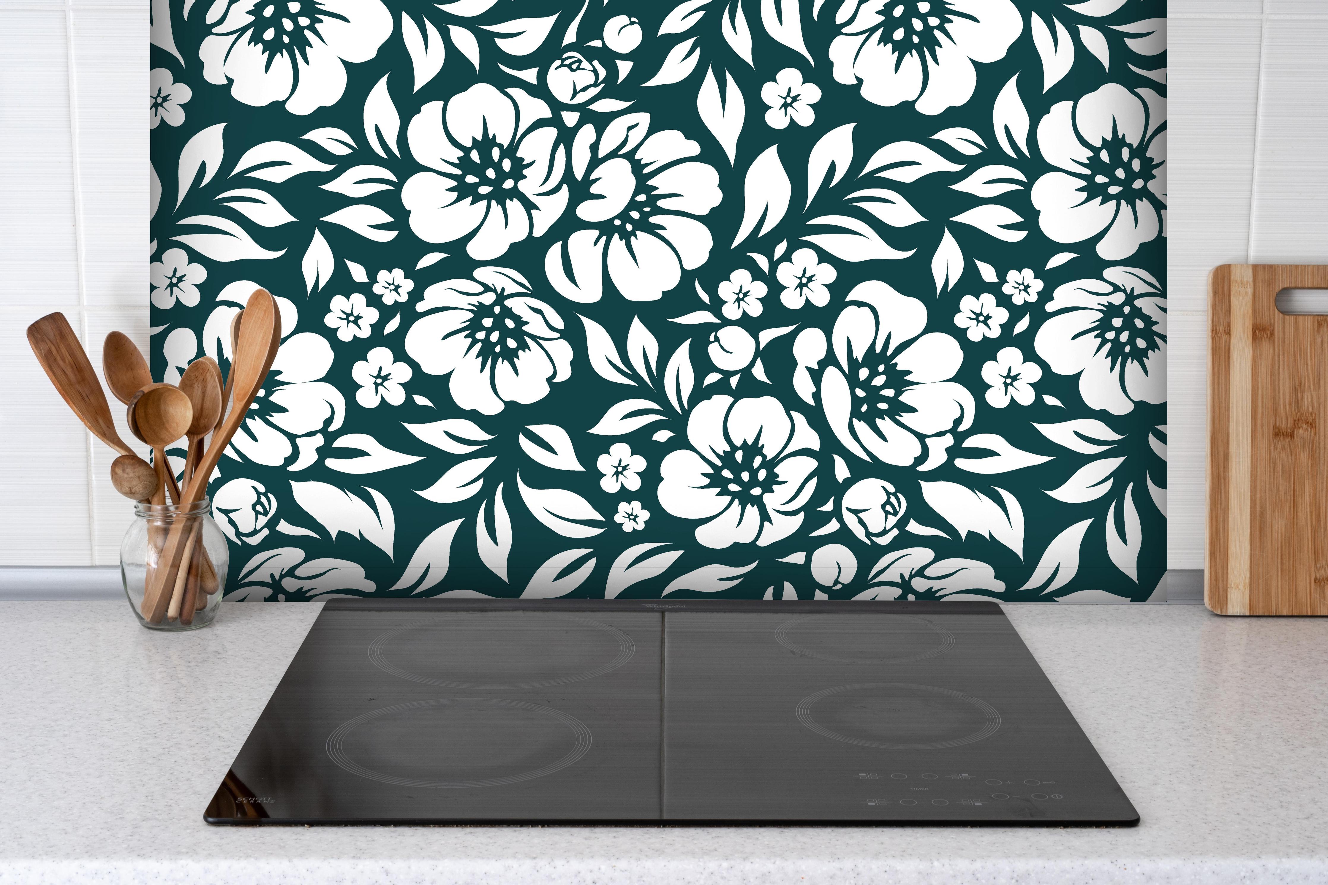 Spritzschutz - Natura Floreale Verde petrolio hinter einem Cerankochfeld zwischen Holz-Kochutensilien
