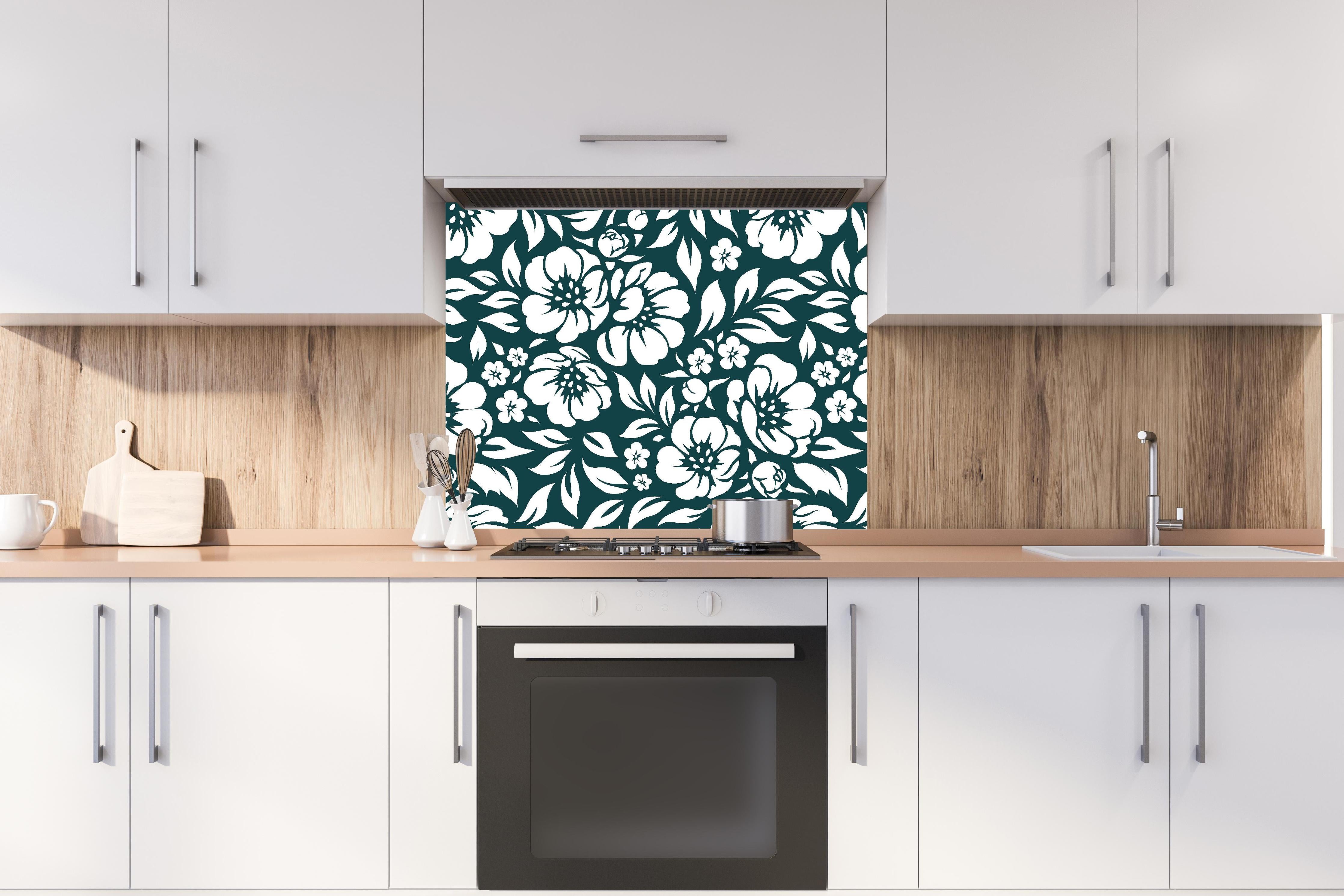 Spritzschutz - Natura Floreale Verde petrolio hinter einem Cerankochfeld zwischen Holz-Kochutensilien