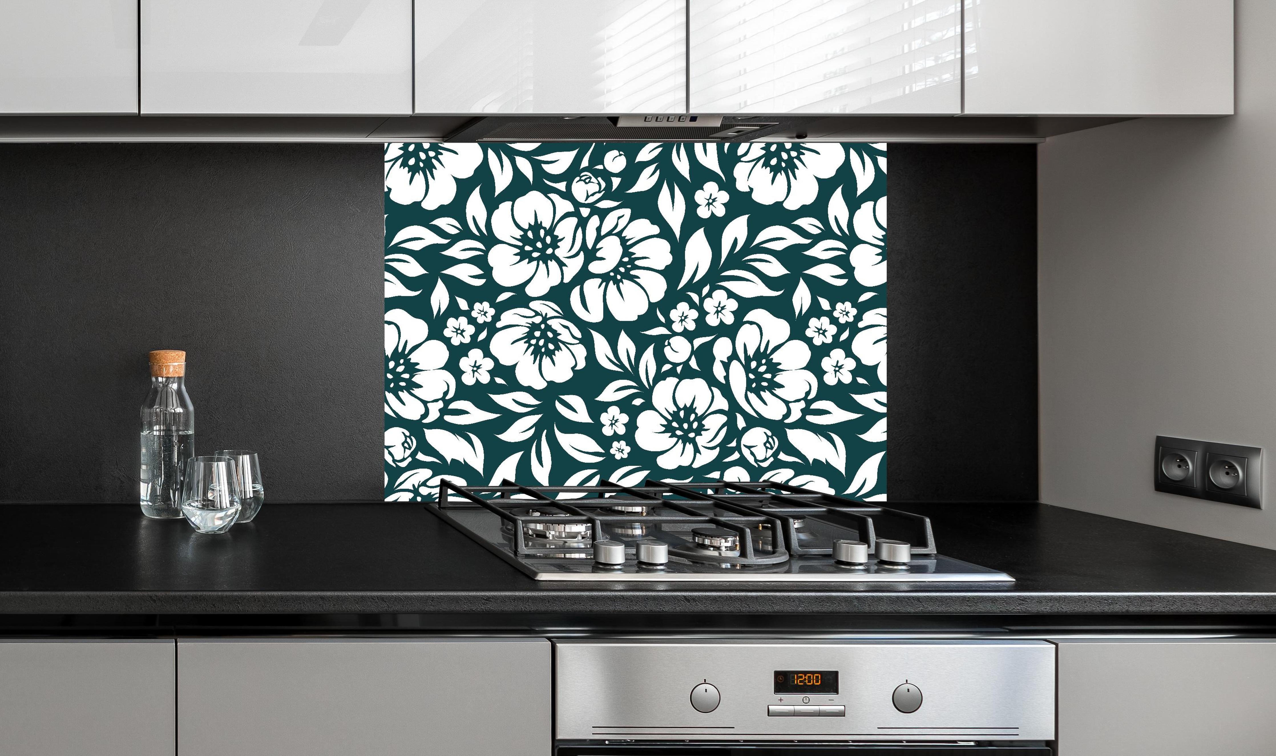 Spritzschutz - Natura Floreale Verde petrolio hinter einem Cerankochfeld zwischen Holz-Kochutensilien