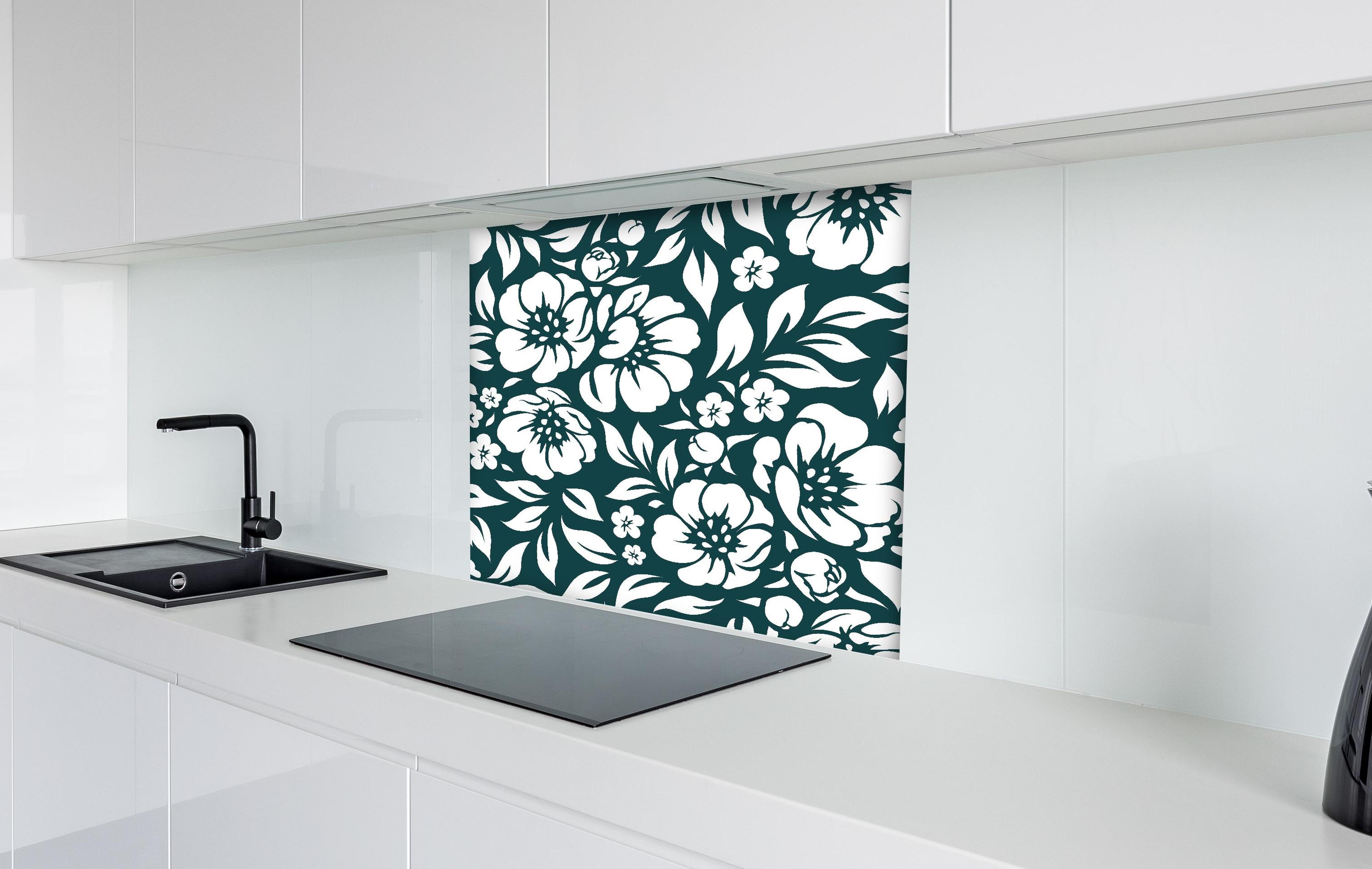 Spritzschutz - Natura Floreale Verde petrolio hinter einem Cerankochfeld zwischen Holz-Kochutensilien