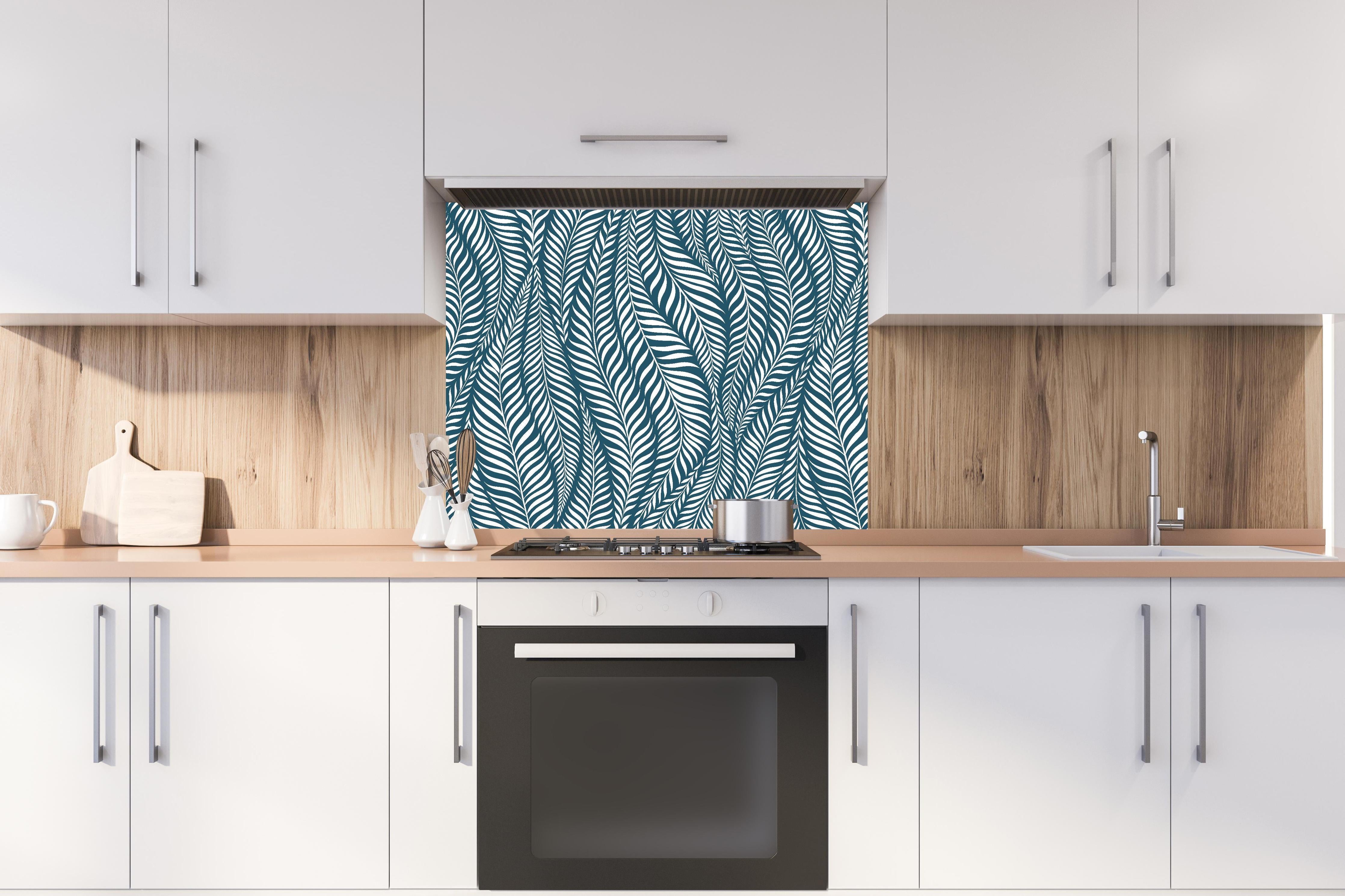 Spritzschutz - Natura Oasi Blu Petrolio hinter einem Cerankochfeld zwischen Holz-Kochutensilien