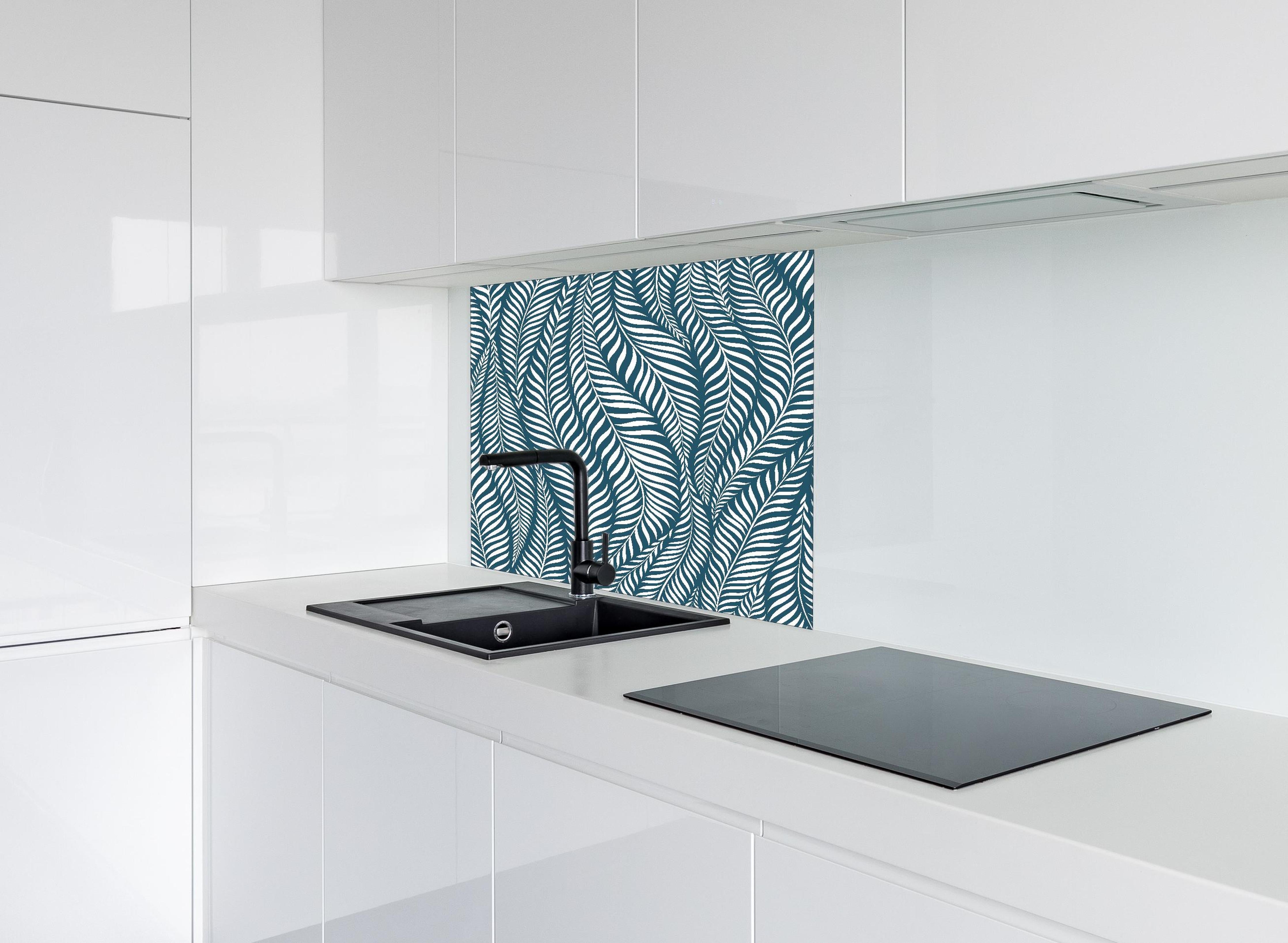 Spritzschutz - Natura Oasi Blu Petrolio hinter einem Cerankochfeld zwischen Holz-Kochutensilien