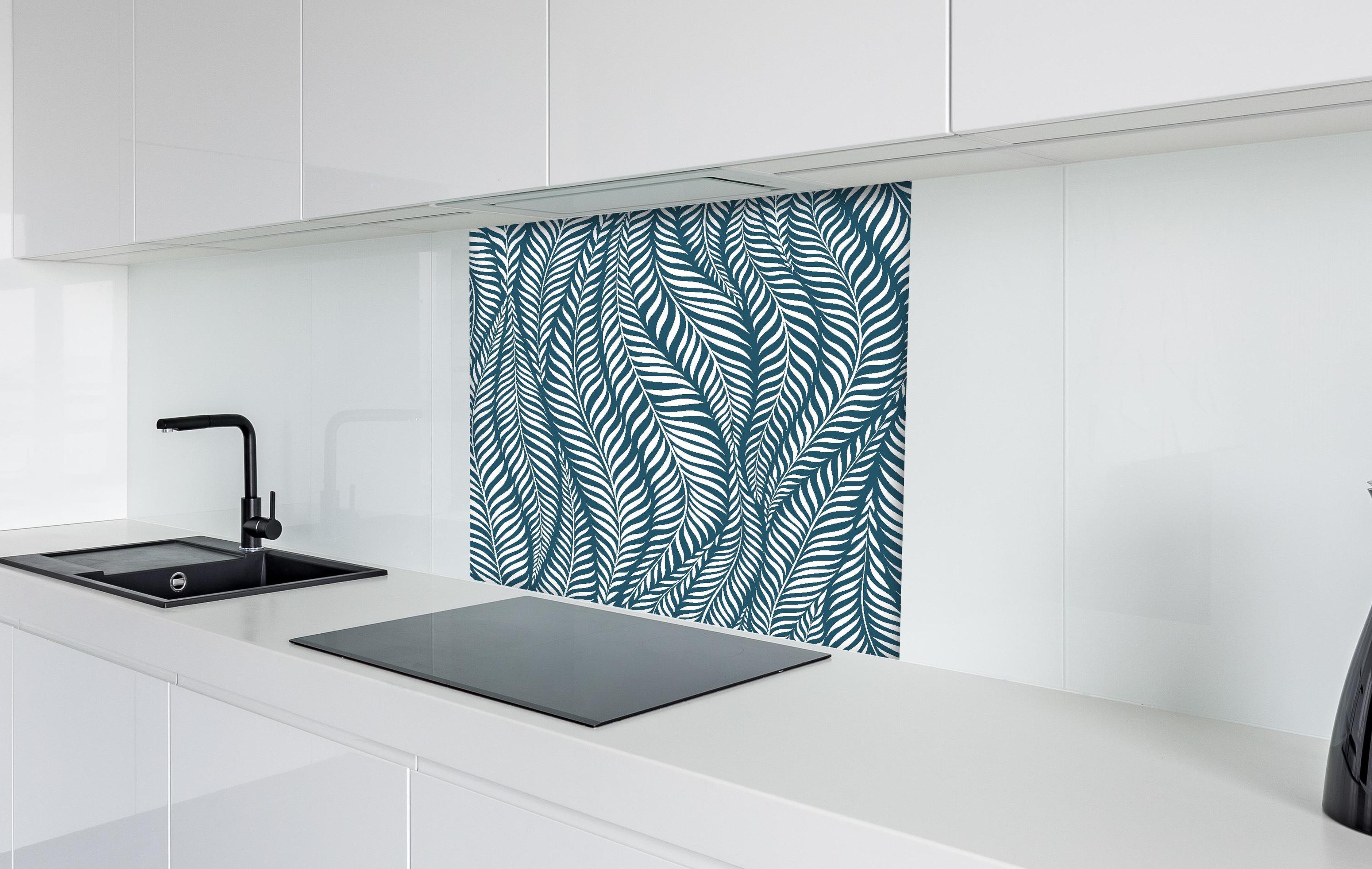 Spritzschutz - Natura Oasi Blu Petrolio hinter einem Cerankochfeld zwischen Holz-Kochutensilien