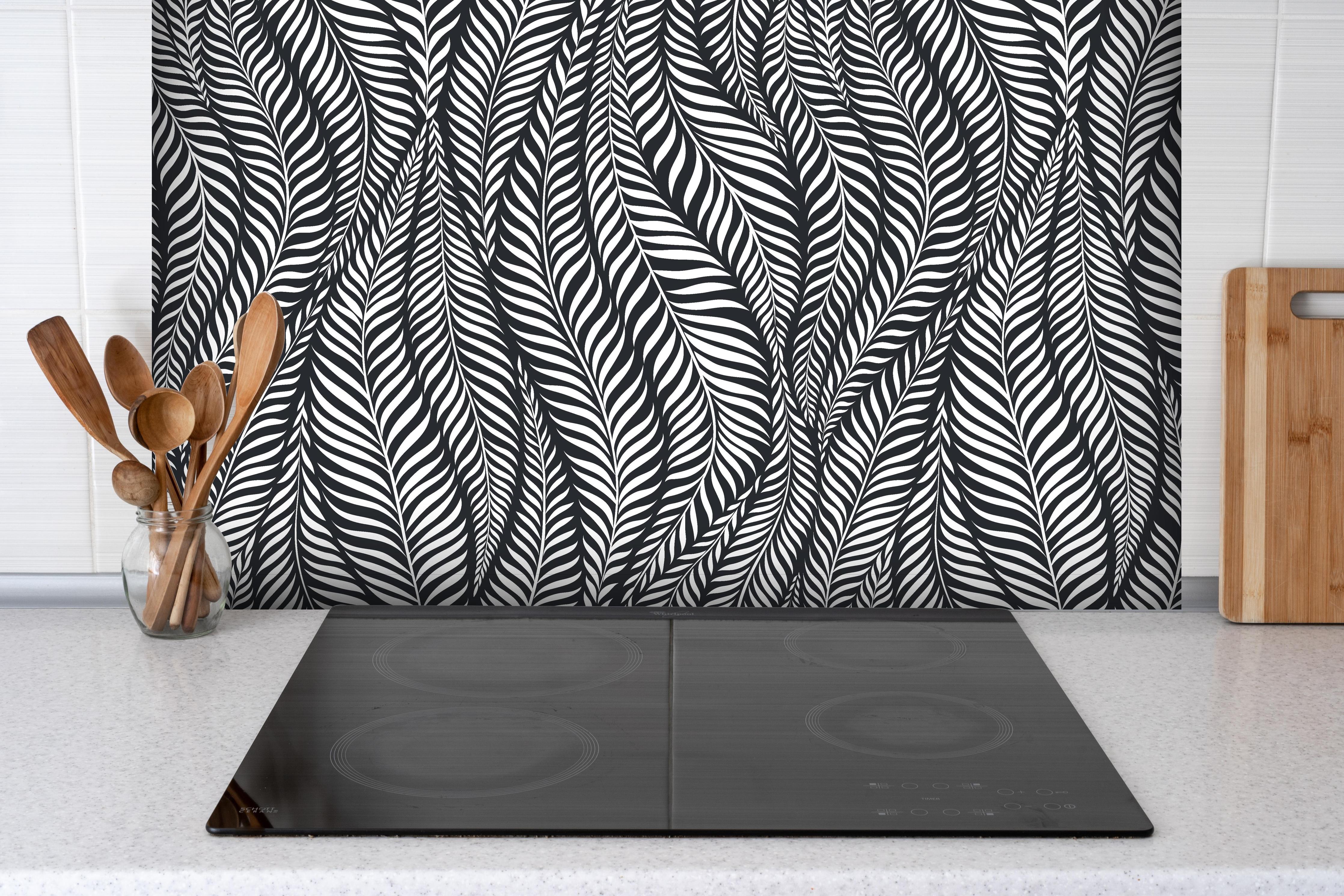 Spritzschutz - Natura Oasi Carbone hinter einem Cerankochfeld zwischen Holz-Kochutensilien