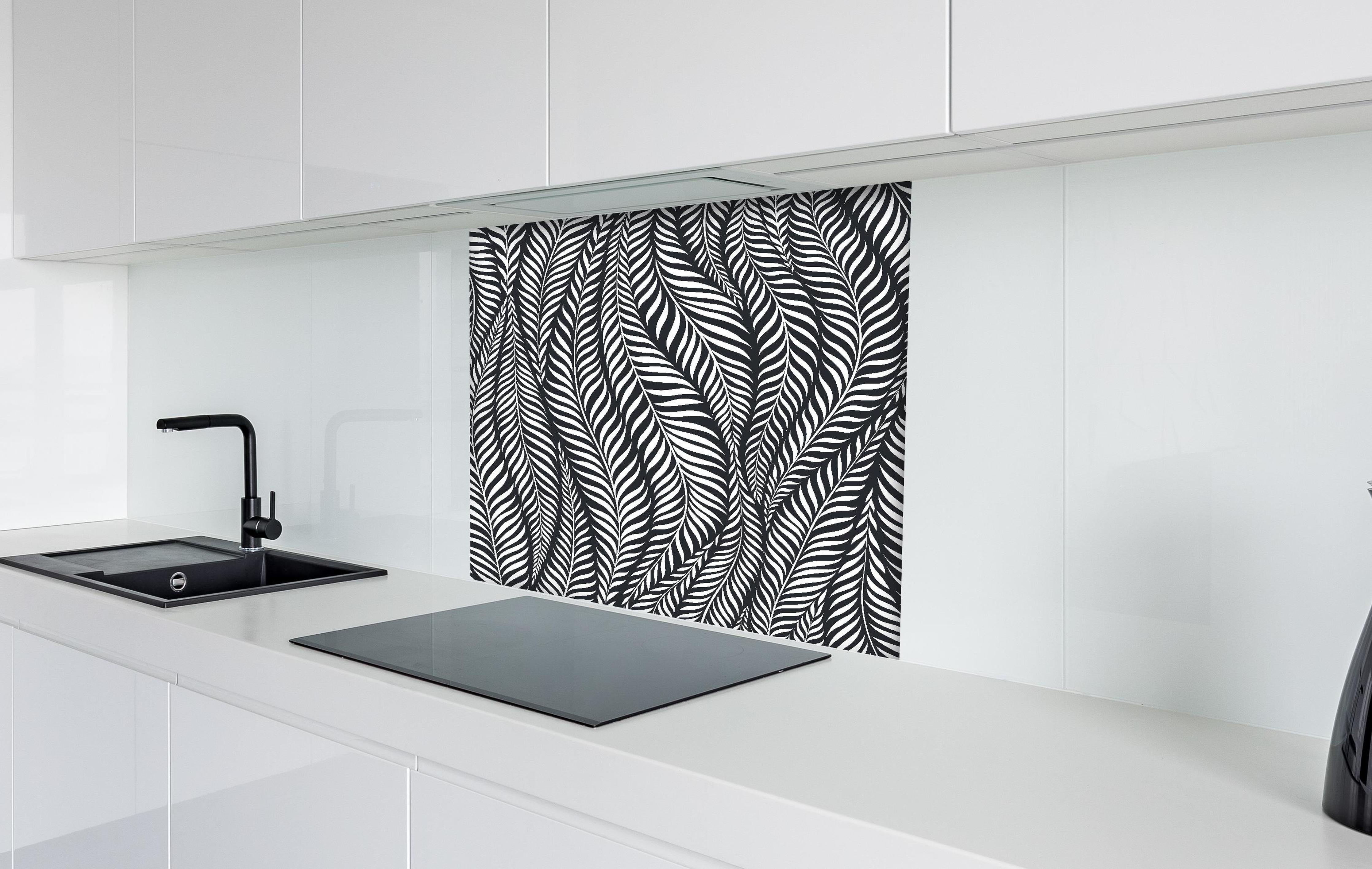 Spritzschutz - Natura Oasi Carbone hinter einem Cerankochfeld zwischen Holz-Kochutensilien