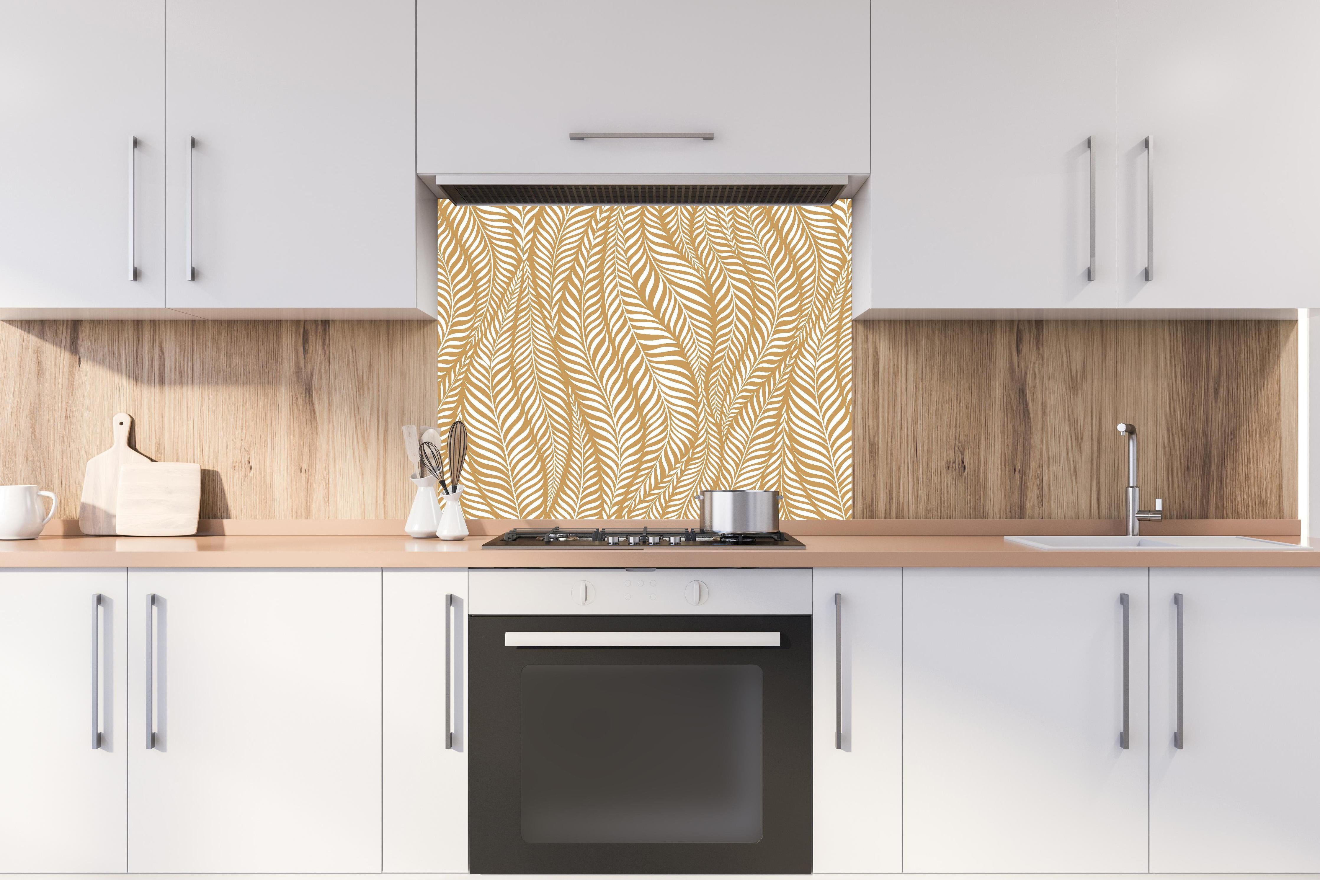 Spritzschutz - Natura Oasi Ocra hinter einem Cerankochfeld zwischen Holz-Kochutensilien