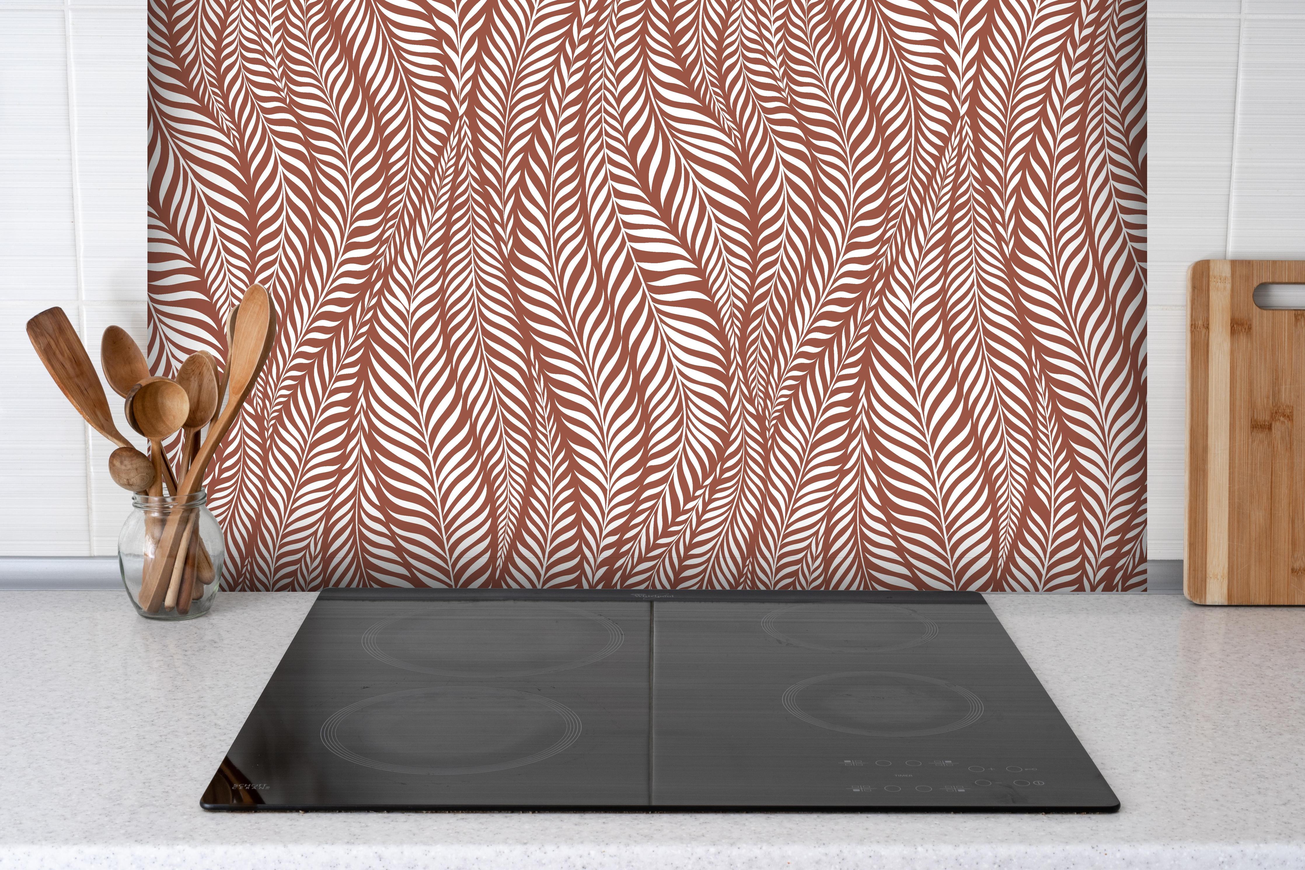 Spritzschutz - Natura Oasi Ruggine hinter einem Cerankochfeld zwischen Holz-Kochutensilien