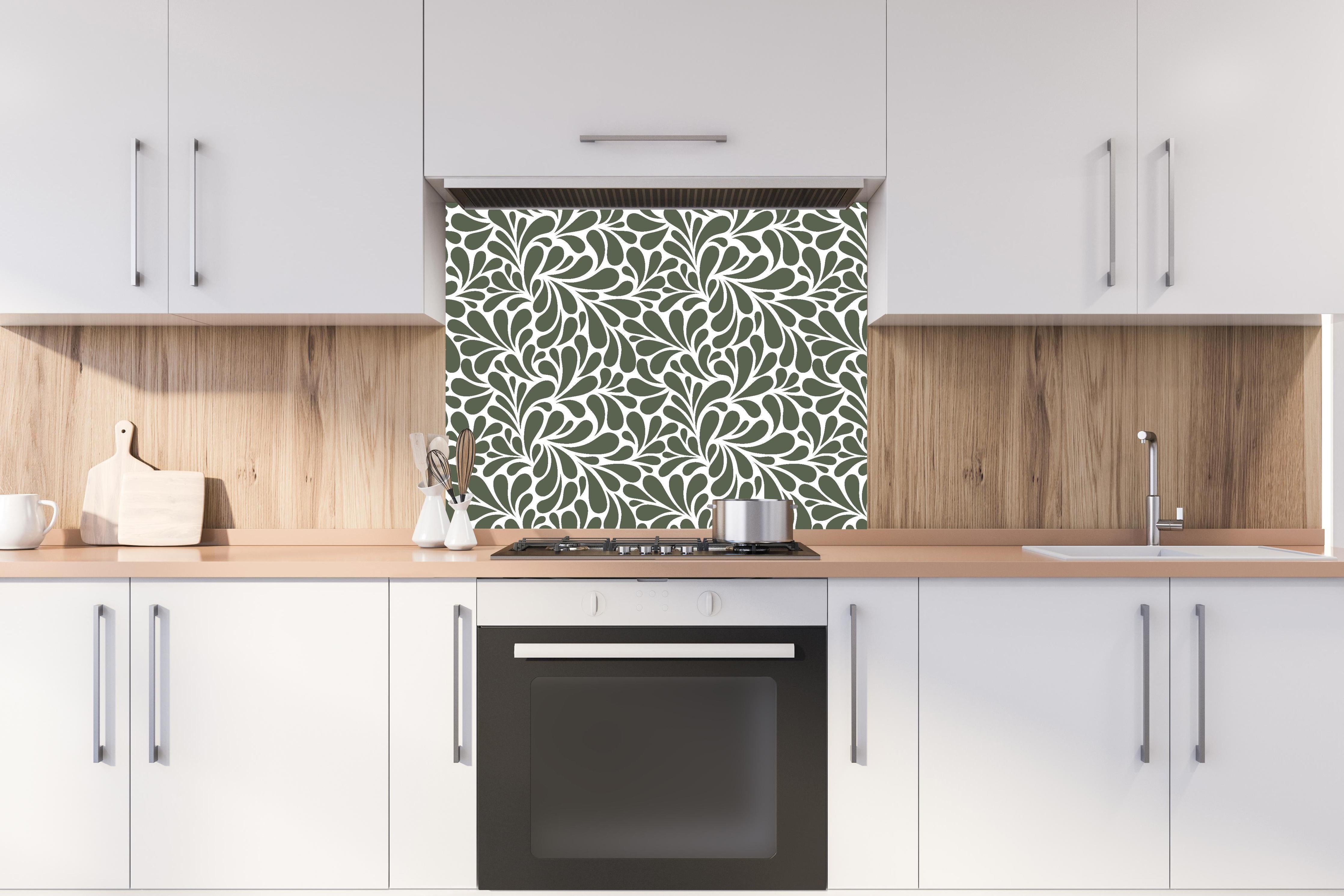 Spritzschutz - Natura Petaloso Bosco hinter einem Cerankochfeld zwischen Holz-Kochutensilien