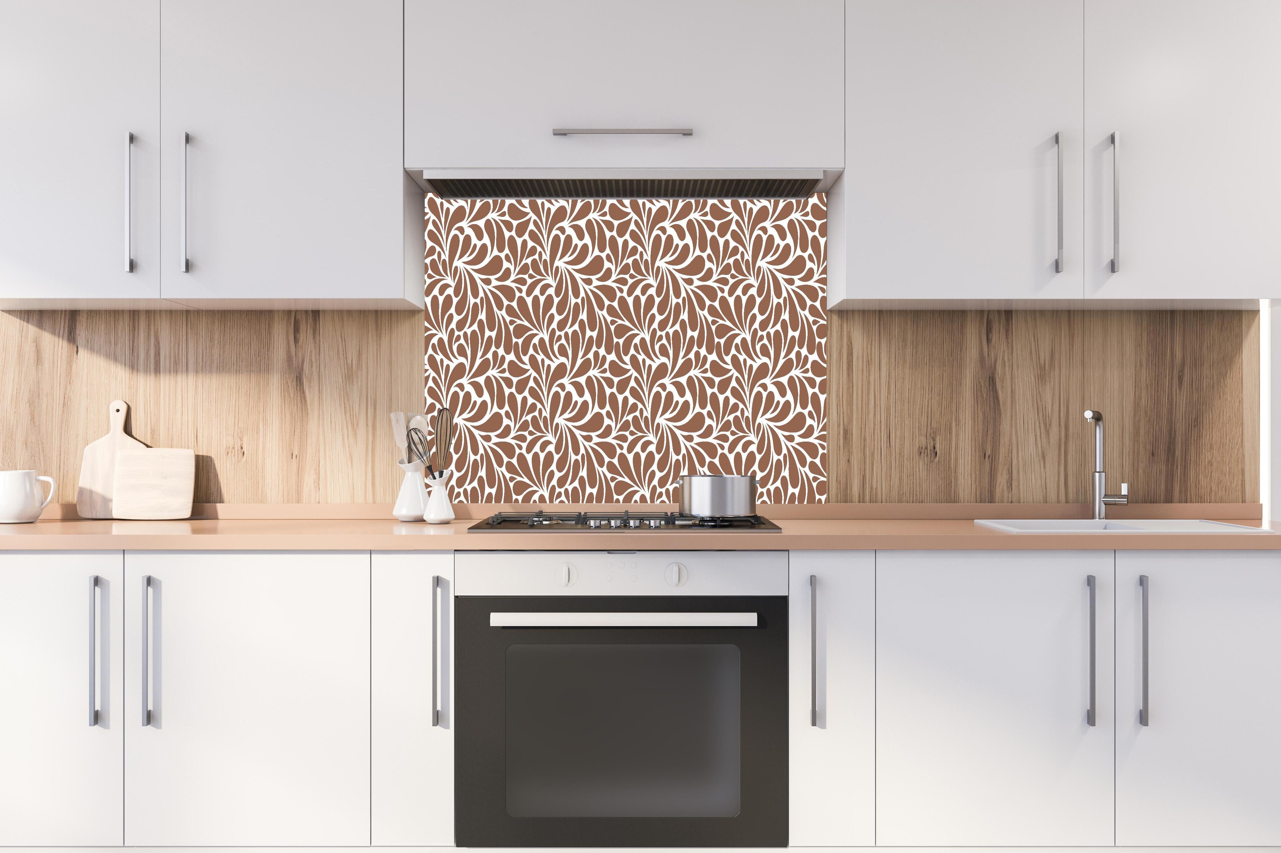 Spritzschutz - Natura Petaloso Cannella hinter einem Cerankochfeld zwischen Holz-Kochutensilien