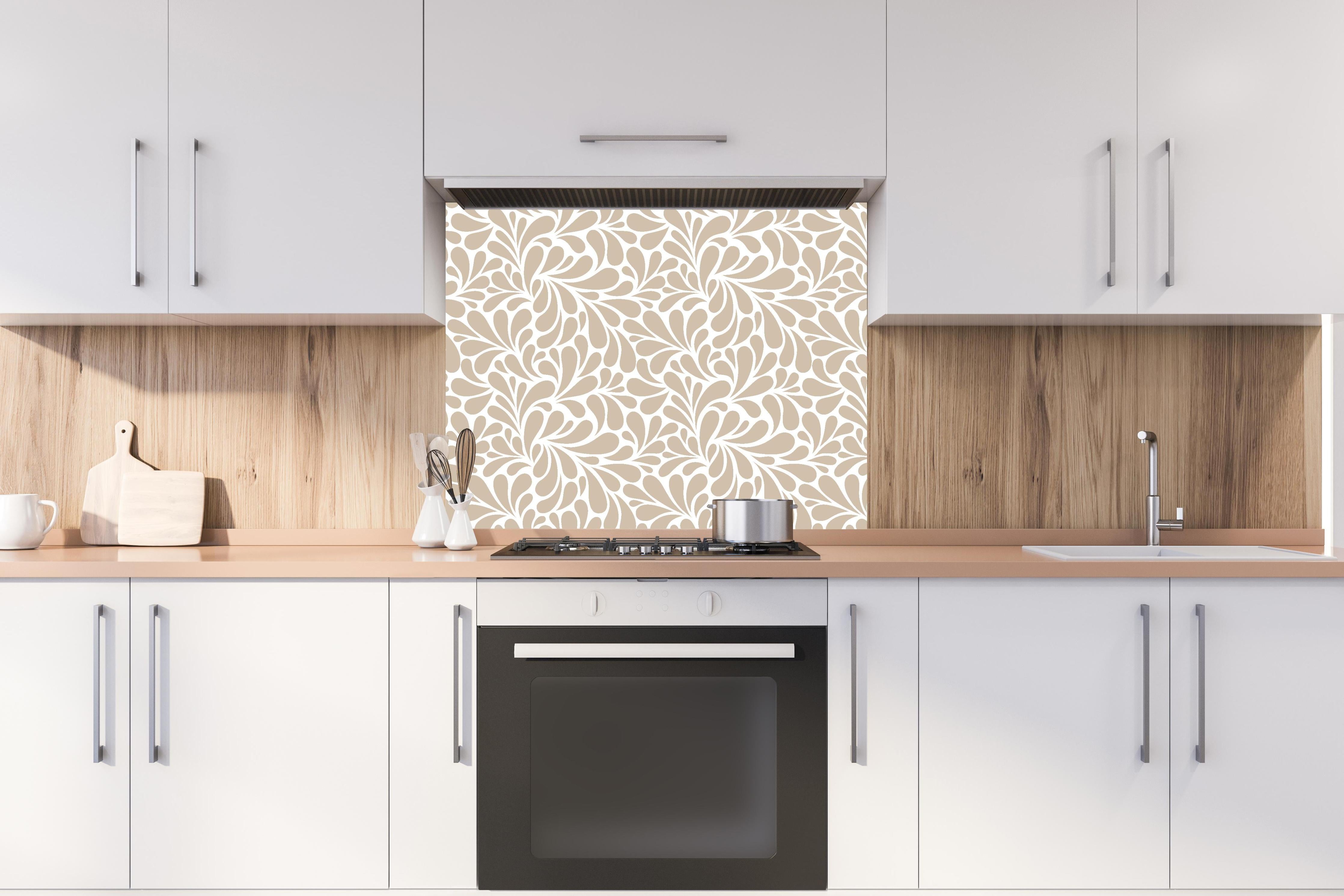 Spritzschutz - Natura Petaloso Cappuccino hinter einem Cerankochfeld zwischen Holz-Kochutensilien