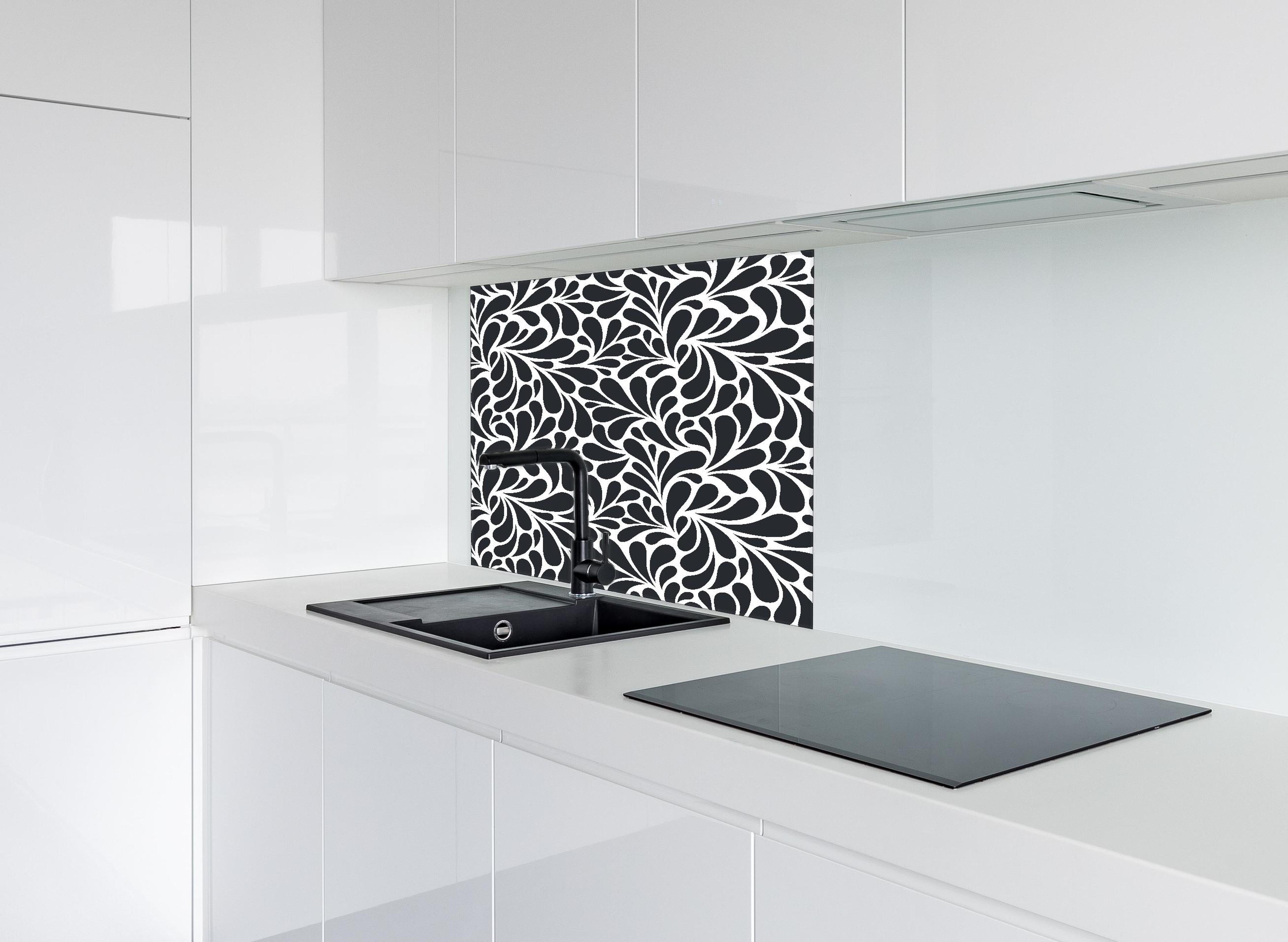 Spritzschutz - Natura Petaloso Carbone hinter einem Cerankochfeld zwischen Holz-Kochutensilien