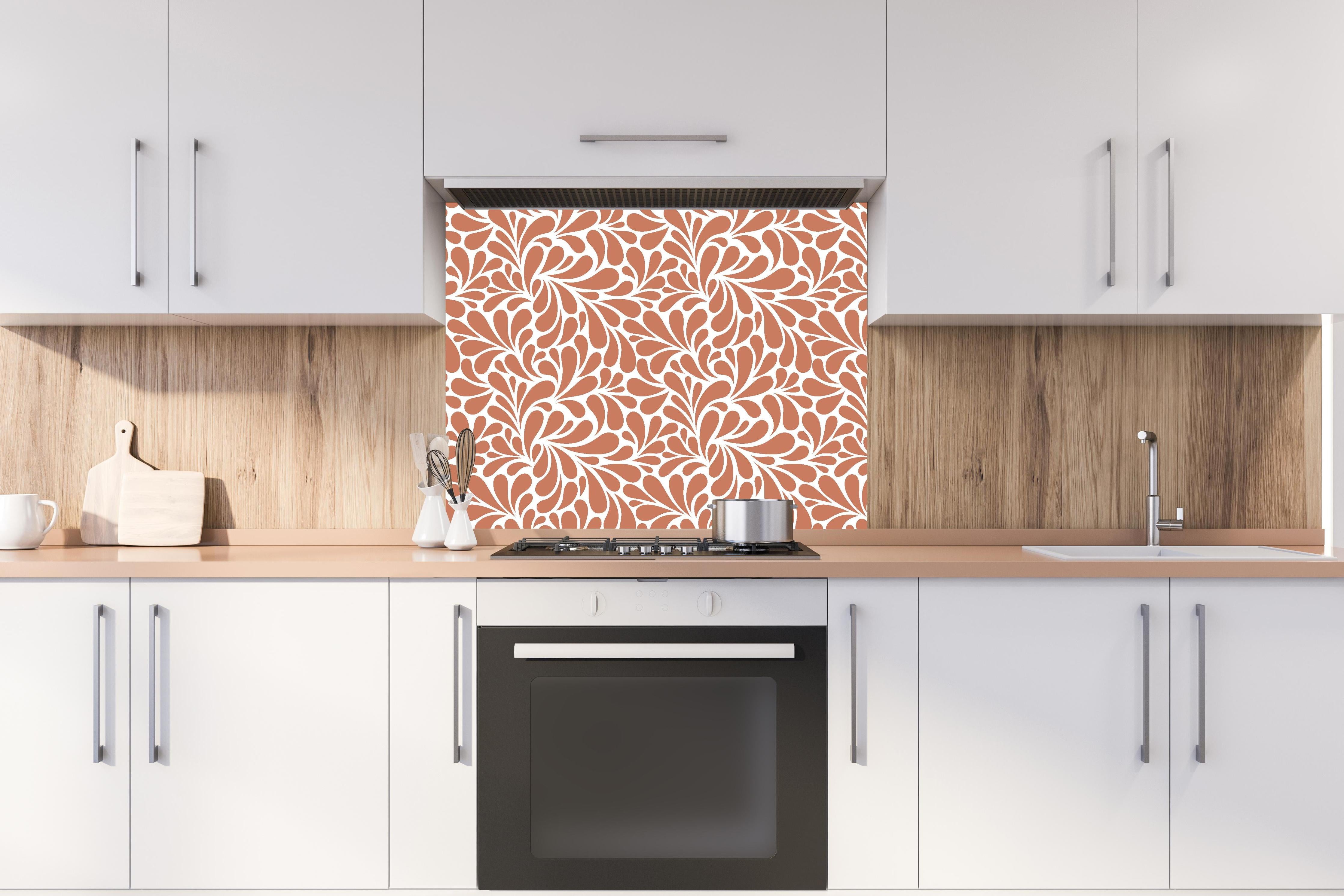 Spritzschutz - Natura Petaloso Terracotta hinter einem Cerankochfeld zwischen Holz-Kochutensilien