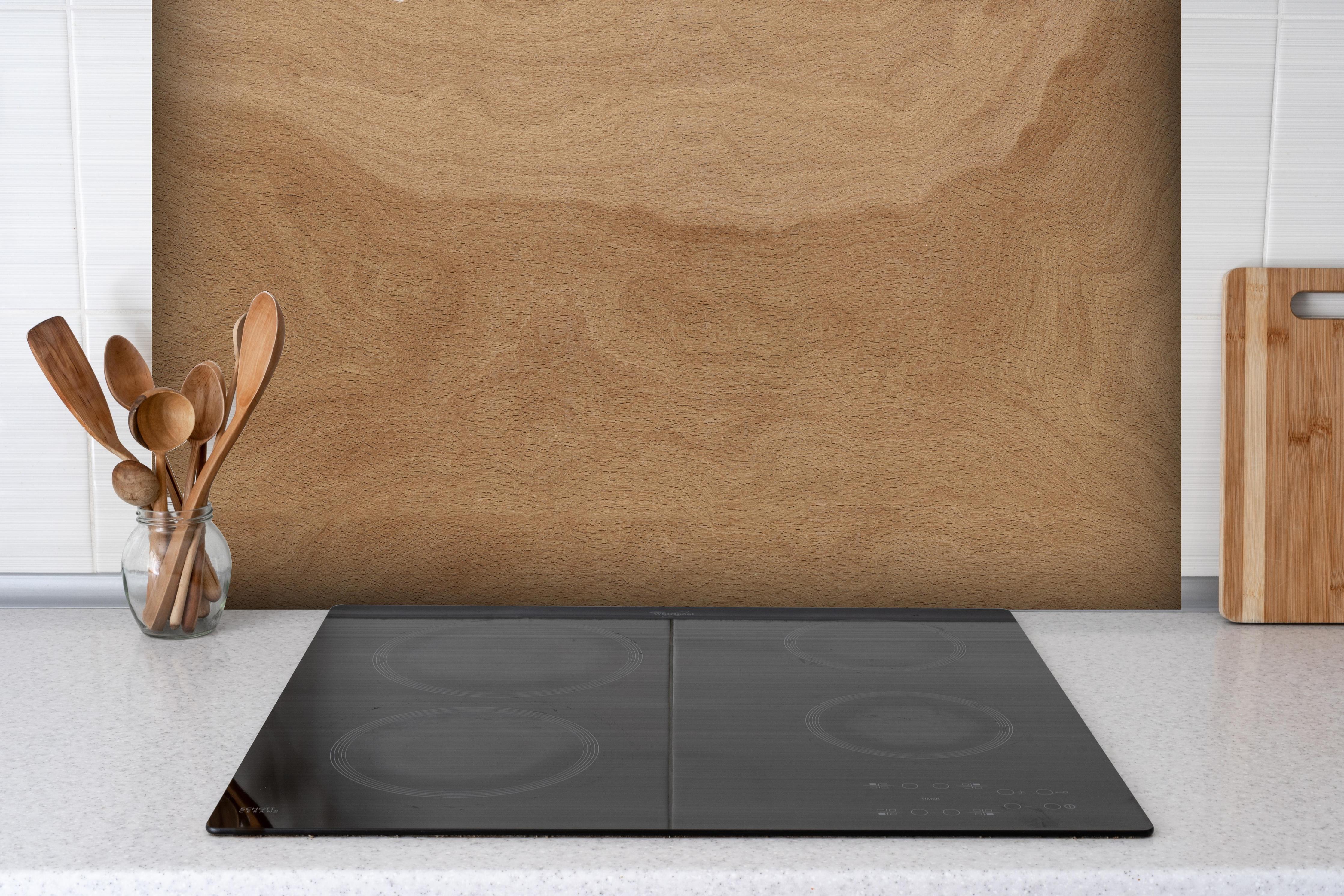 Spritzschutz - Naturbelassene Eichenparkett Holztextur hinter einem Cerankochfeld zwischen Holz-Kochutensilien