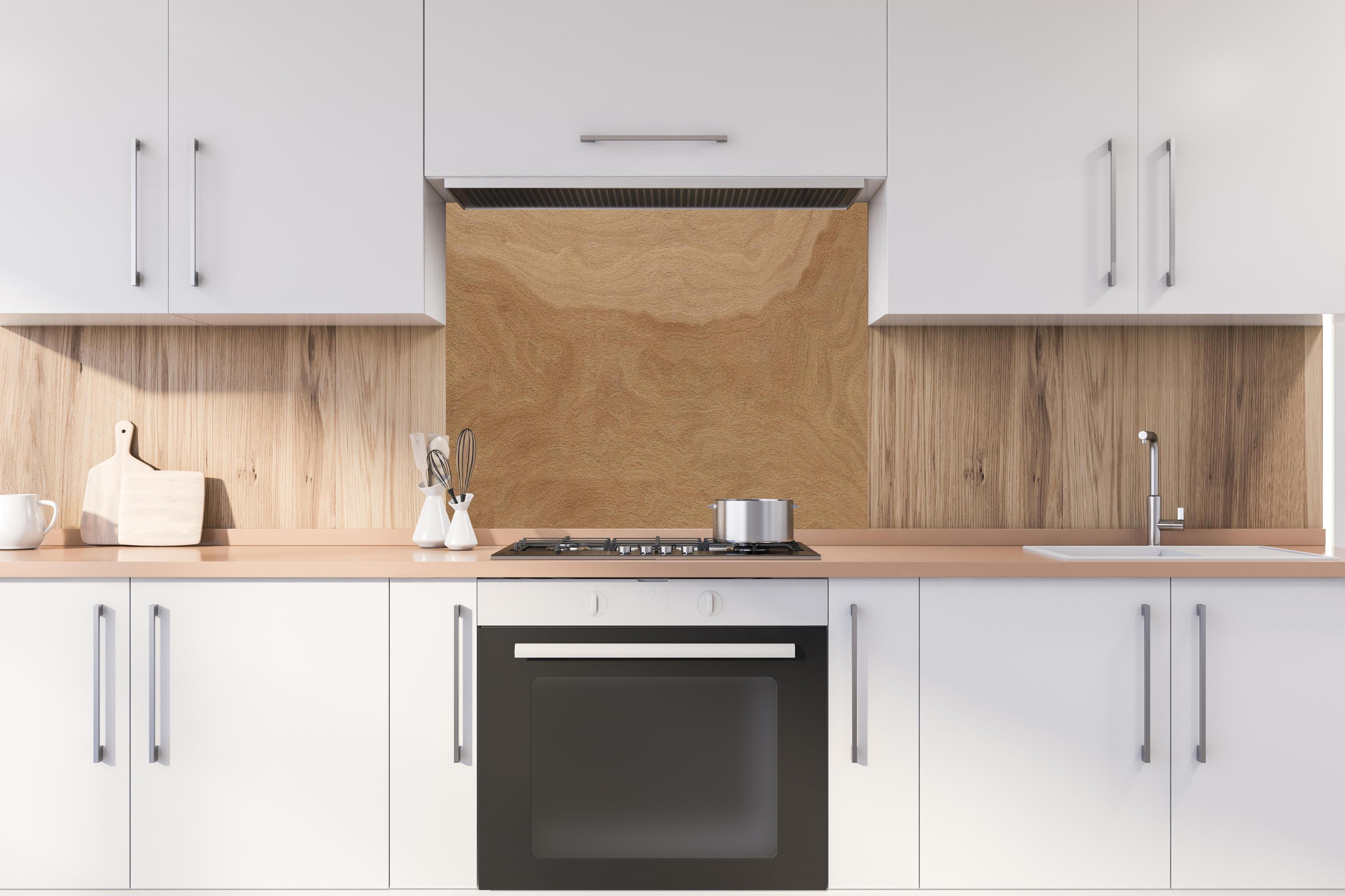 Spritzschutz - Naturbelassene Eichenparkett Holztextur hinter einem Cerankochfeld zwischen Holz-Kochutensilien