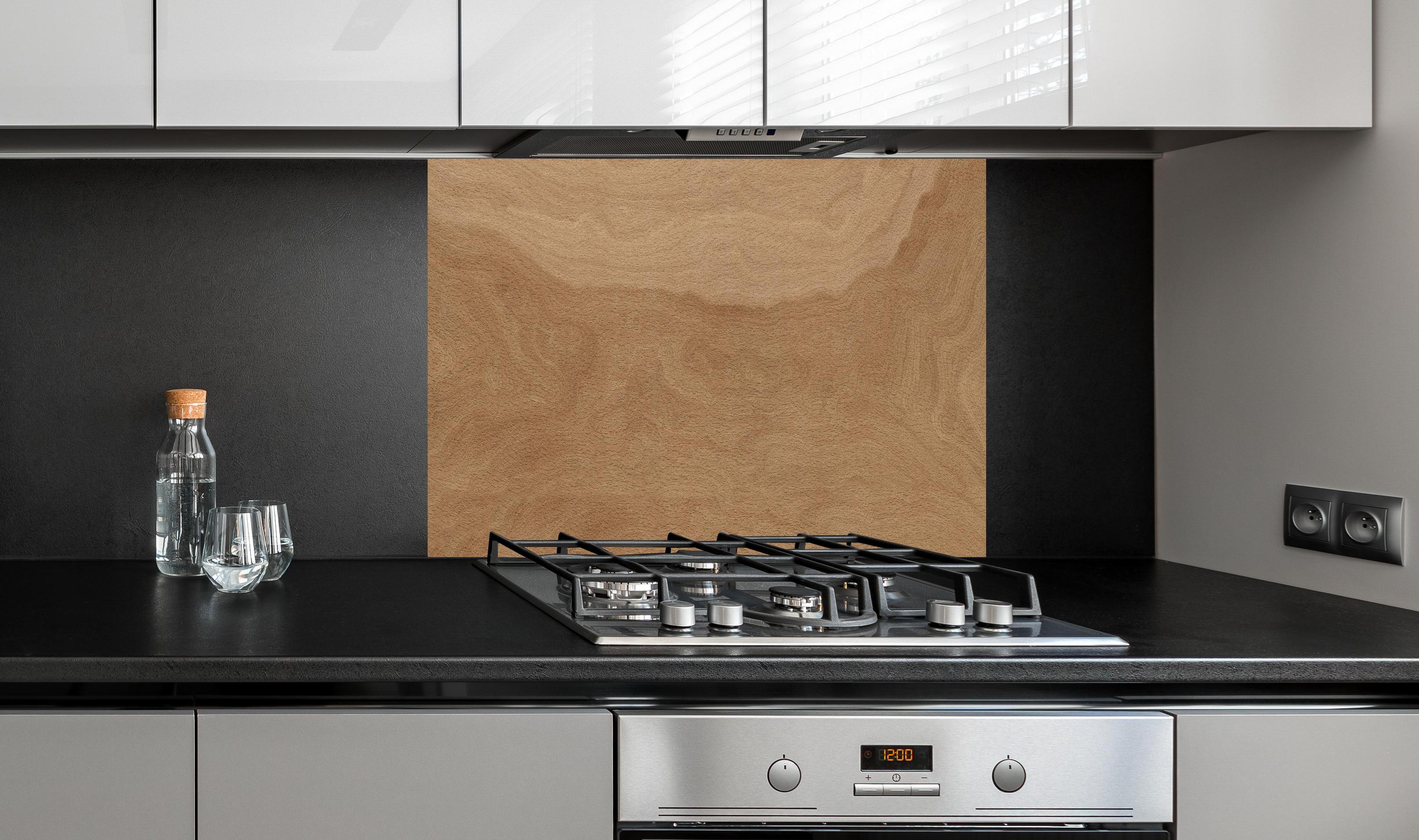 Spritzschutz - Naturbelassene Eichenparkett Holztextur hinter einem Cerankochfeld zwischen Holz-Kochutensilien