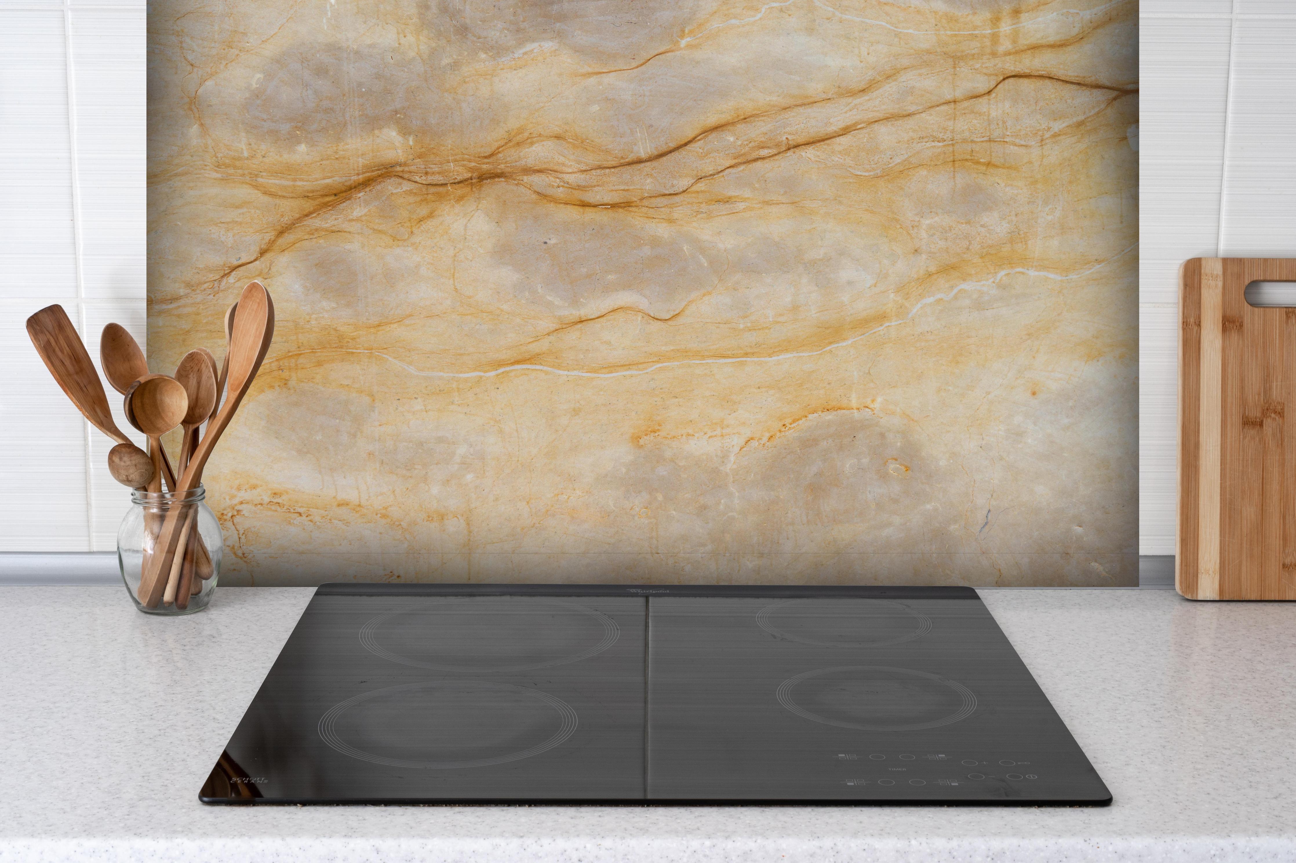 Spritzschutz - Naturgetreue Beige Marmor Textur Elegant hinter einem Cerankochfeld zwischen Holz-Kochutensilien