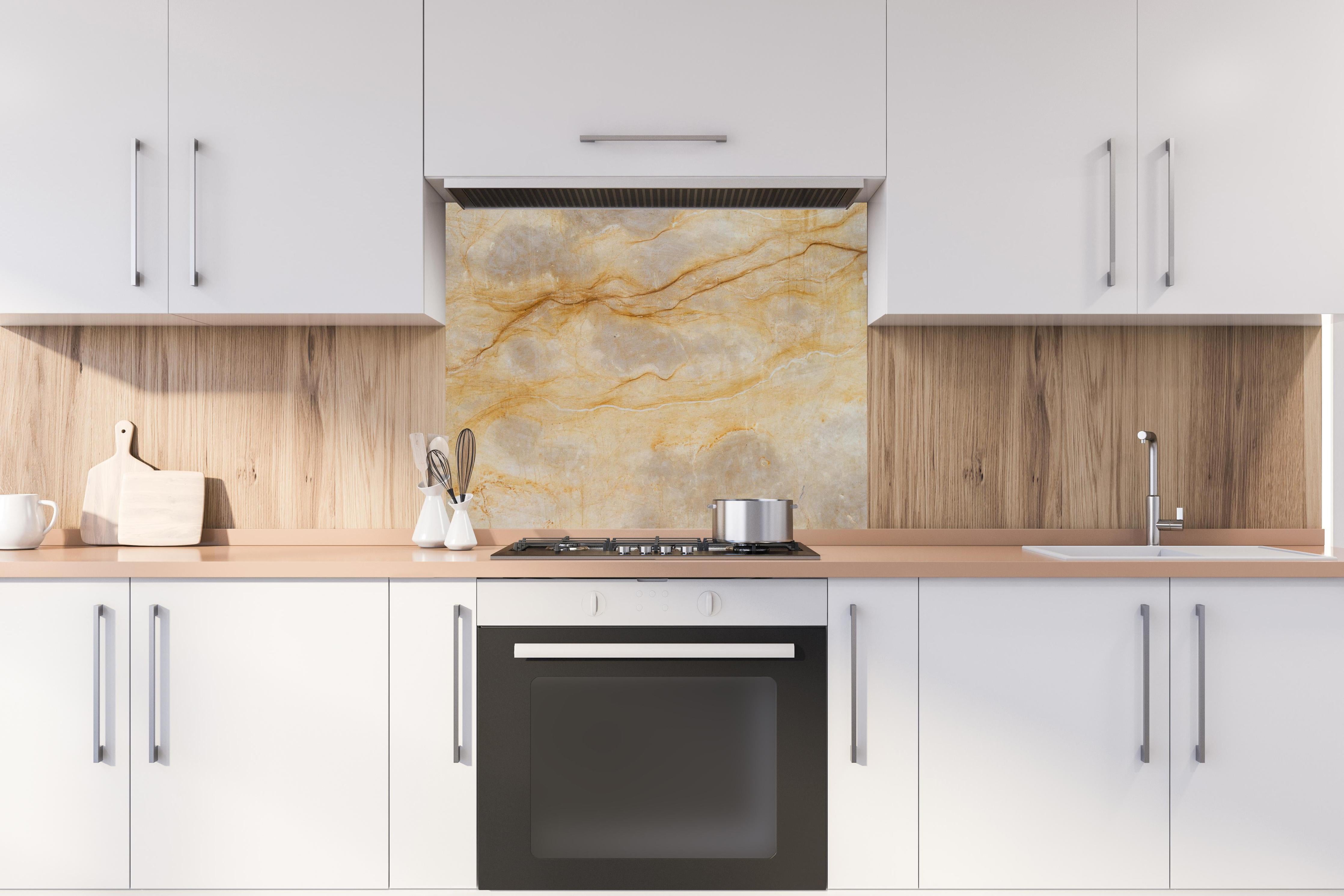 Spritzschutz - Naturgetreue Beige Marmor Textur Elegant hinter einem Cerankochfeld zwischen Holz-Kochutensilien