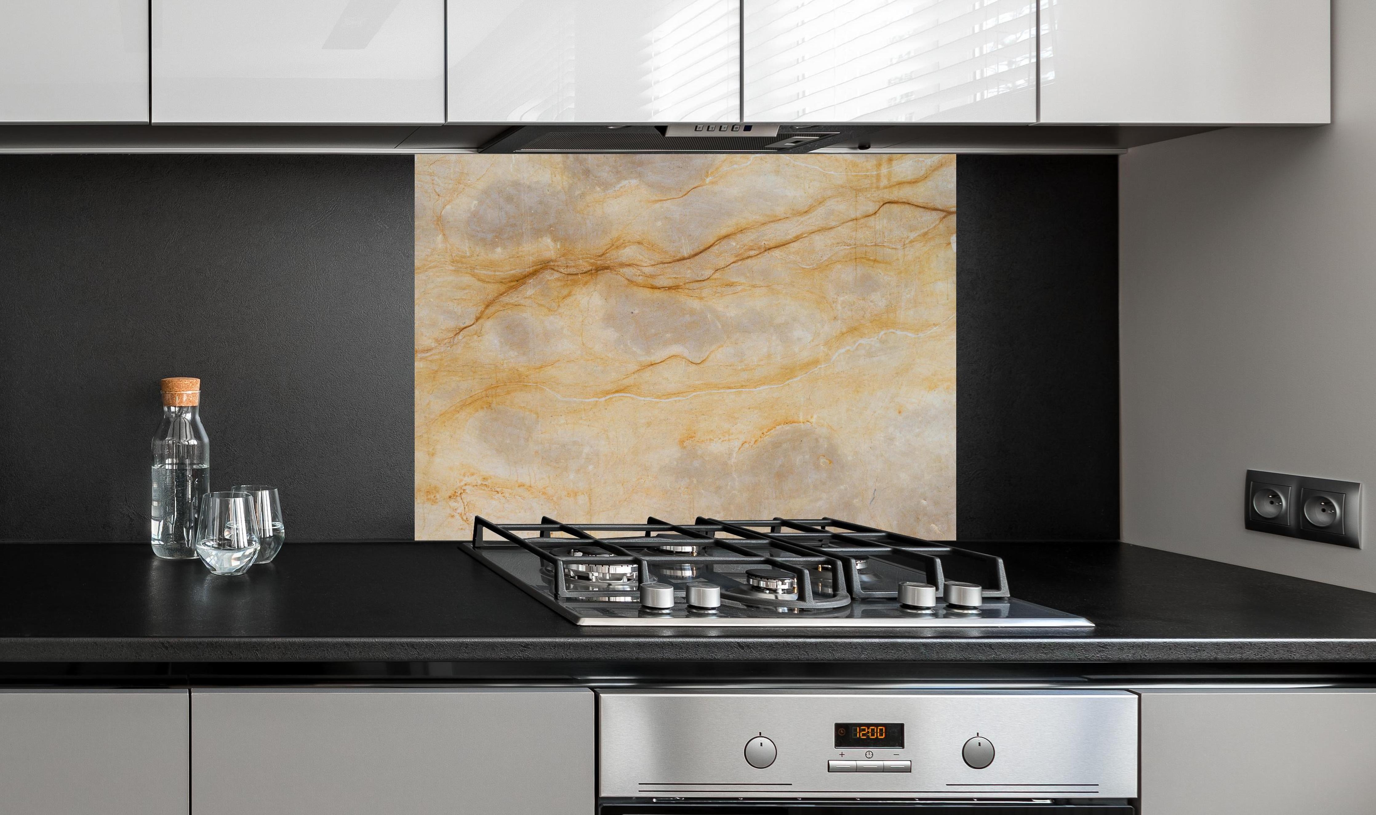 Spritzschutz - Naturgetreue Beige Marmor Textur Elegant hinter einem Cerankochfeld zwischen Holz-Kochutensilien