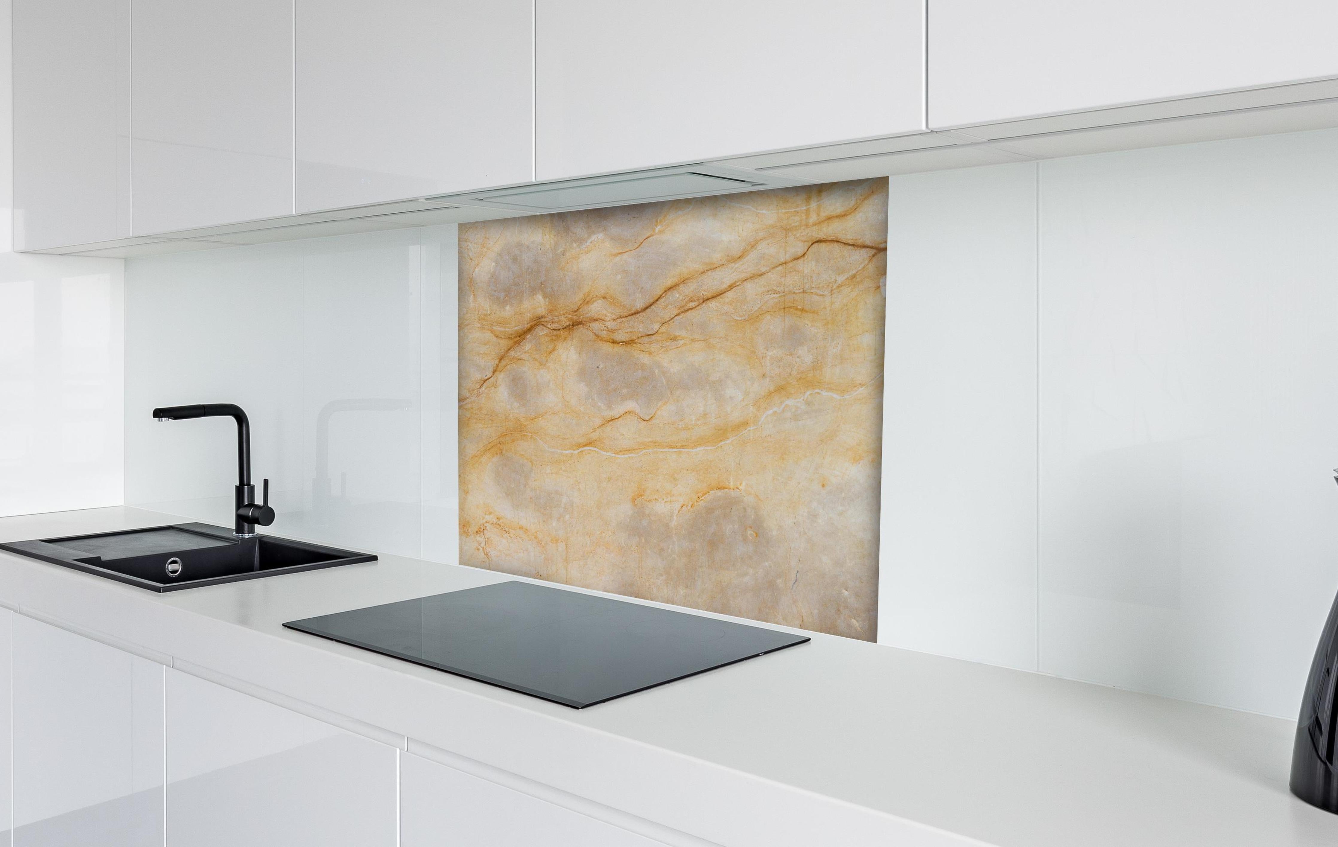 Spritzschutz - Naturgetreue Beige Marmor Textur Elegant hinter einem Cerankochfeld zwischen Holz-Kochutensilien