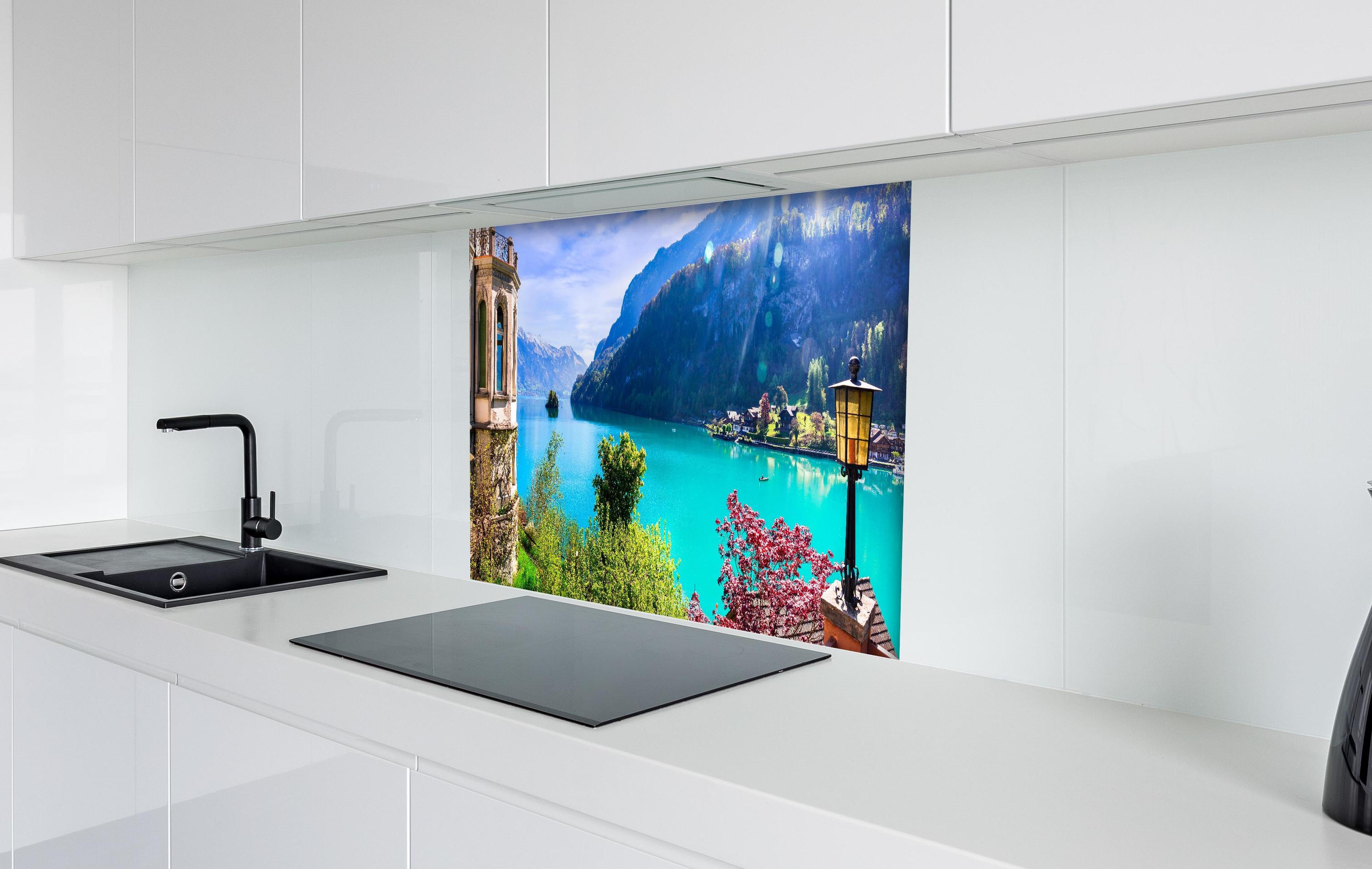 Spritzschutz - Naturkulisse des Brienzersees - Schweiz hinter einem Cerankochfeld zwischen Holz-Kochutensilien